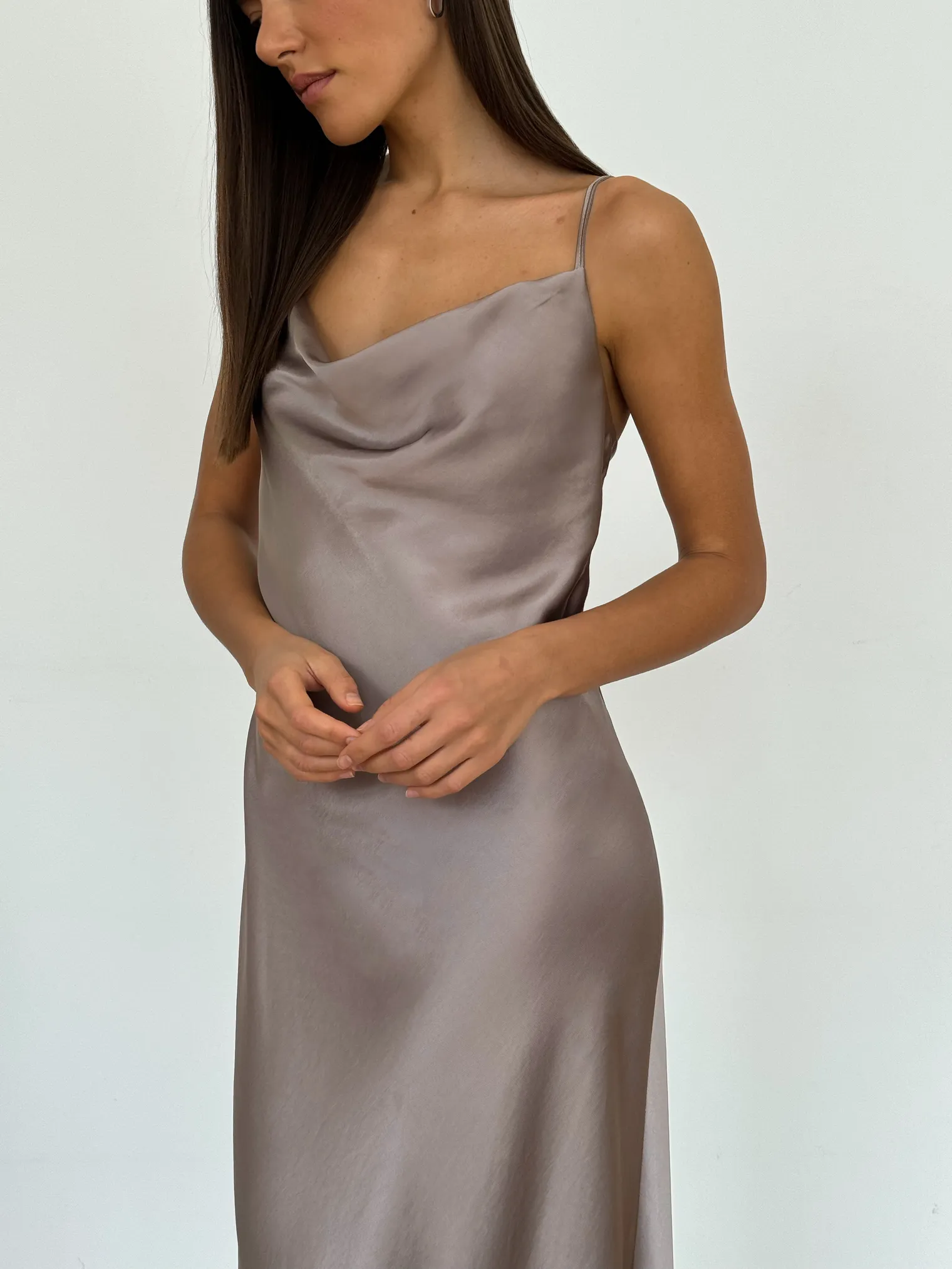 Платье-комбинация из струящейся ткани бежевого цвета фото 3