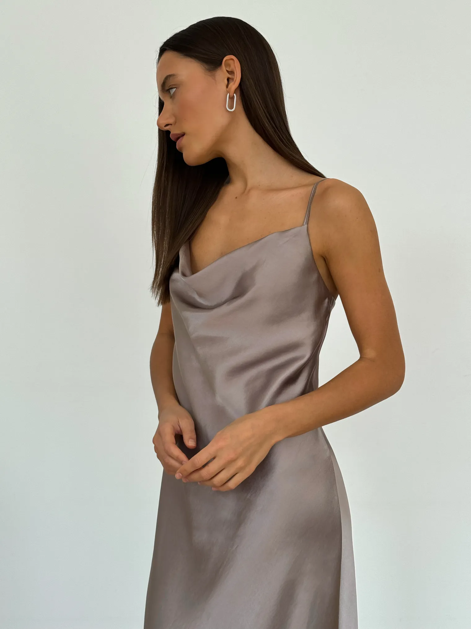 Платье-комбинация из струящейся ткани бежевого цвета фото 6