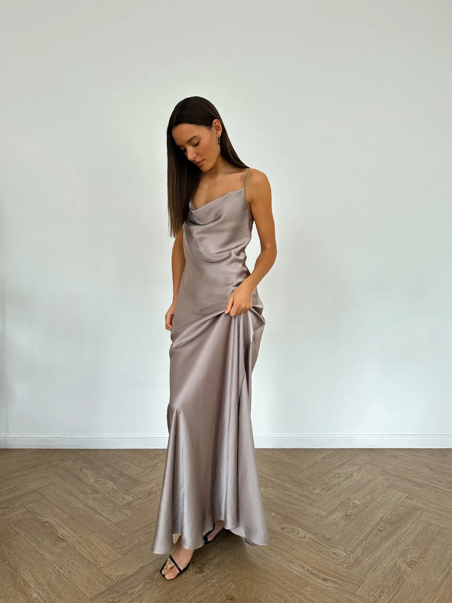 Платье-комбинация из струящейся ткани бежевого цвета фото 2