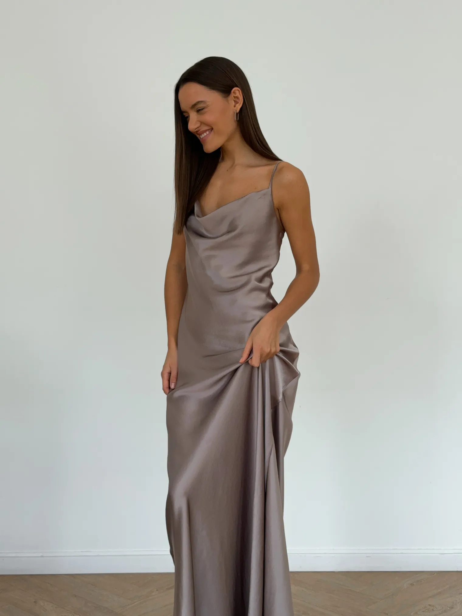 Платье-комбинация из струящейся ткани бежевого цвета фото 4