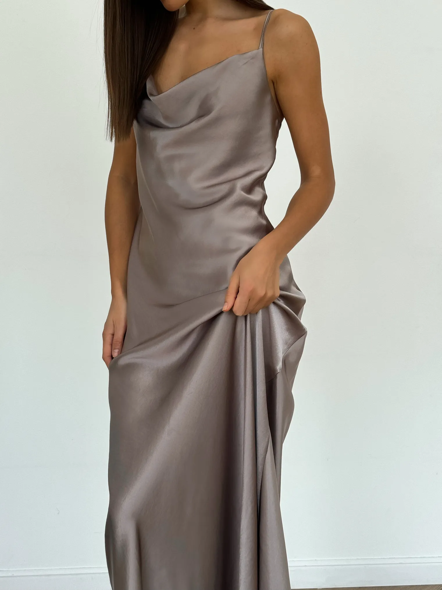 Платье-комбинация из струящейся ткани бежевого цвета фото 7