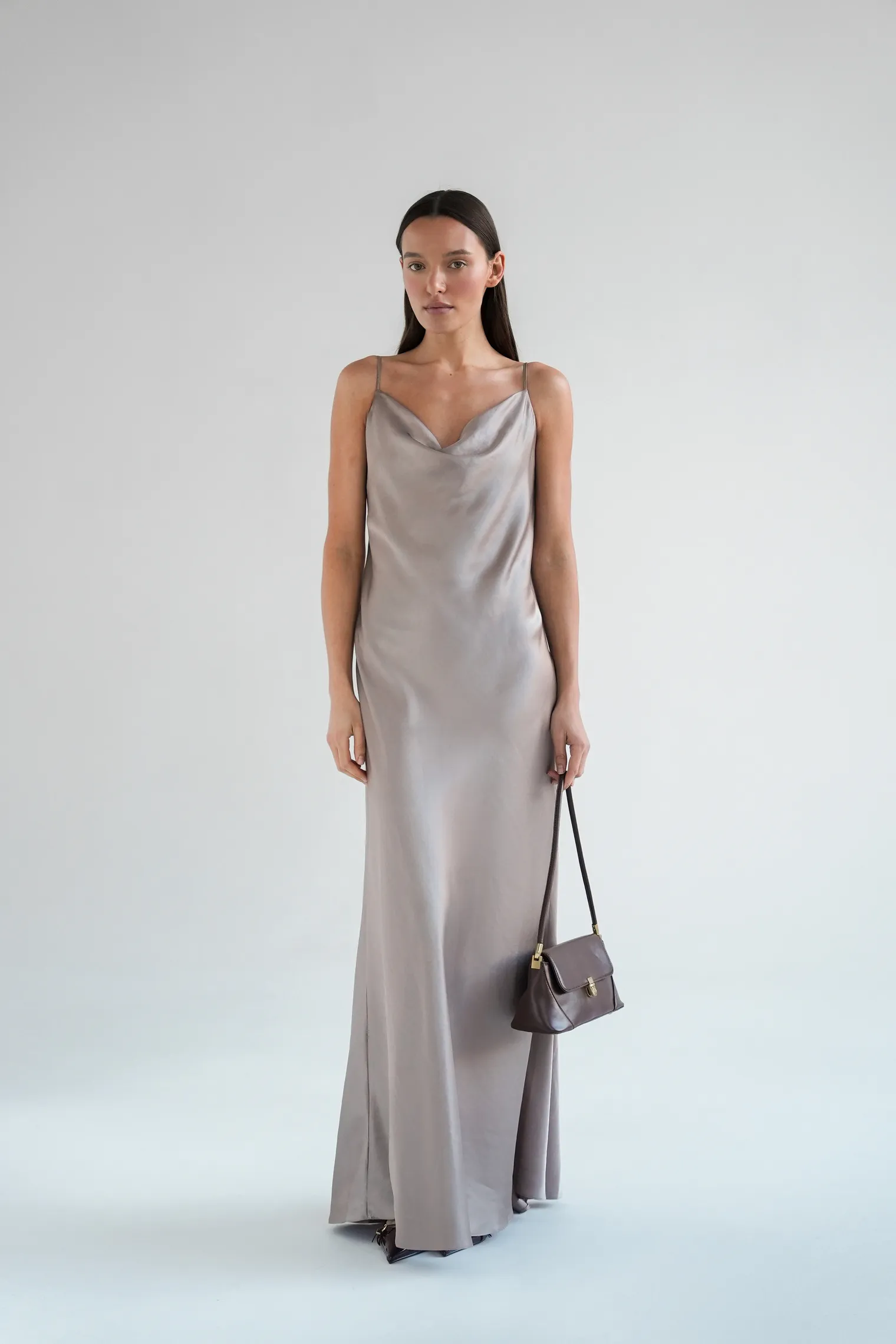 Платье-комбинация из струящейся ткани бежевого цвета фото 7