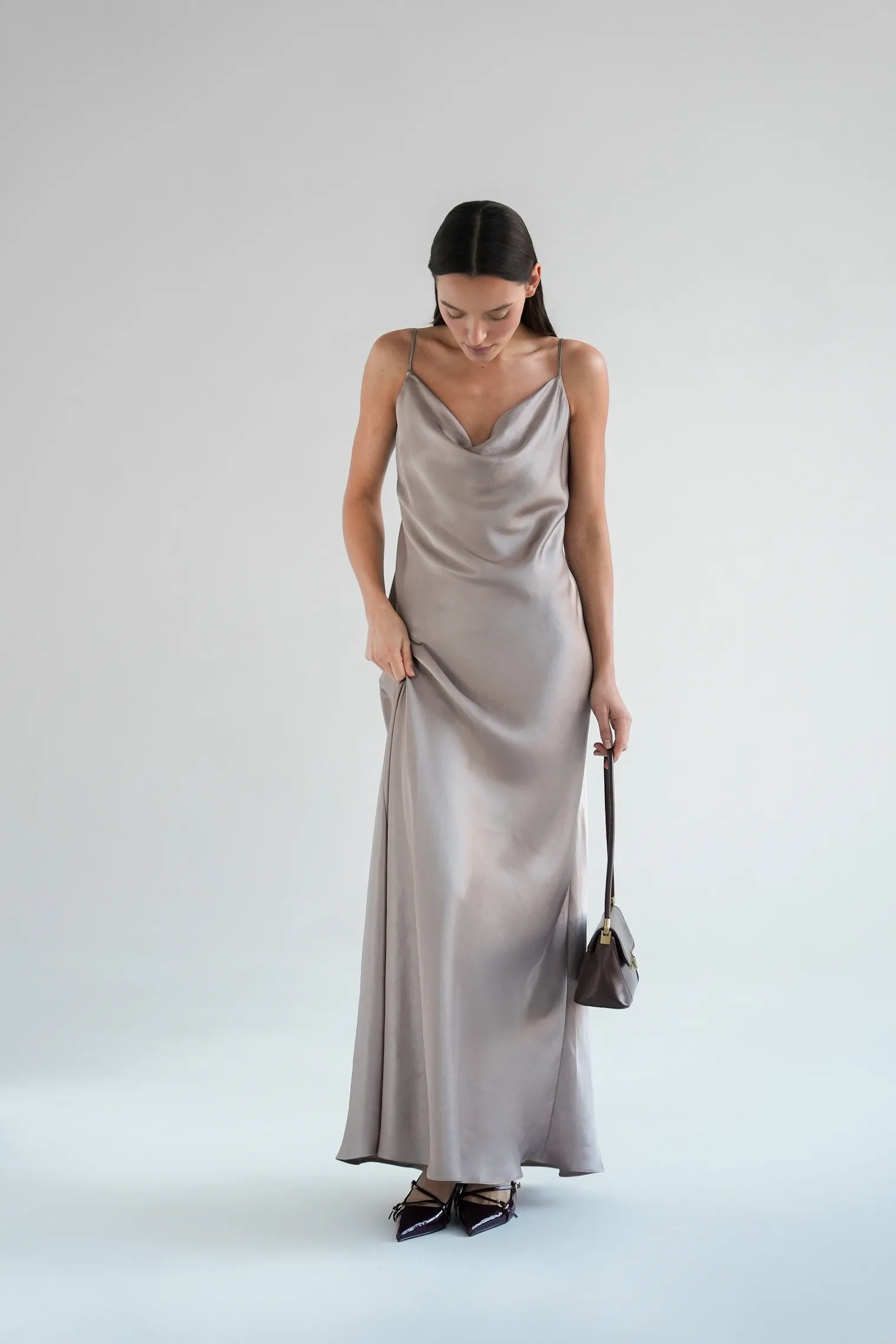 Платье-комбинация из струящейся ткани бежевого цвета фото 5