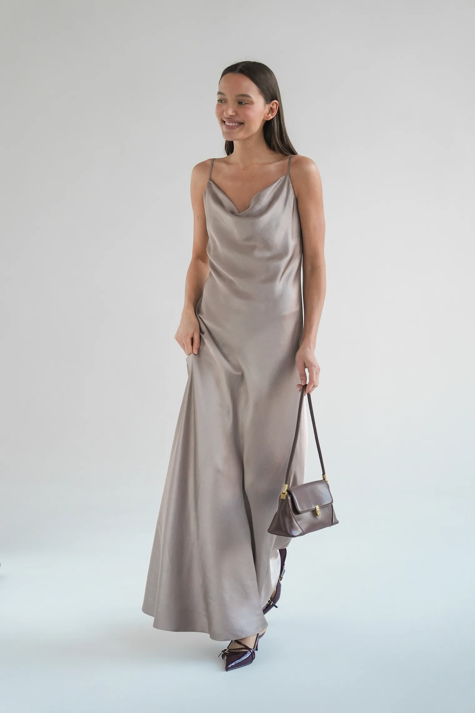 Платье-комбинация из струящейся ткани бежевого цвета фото 9