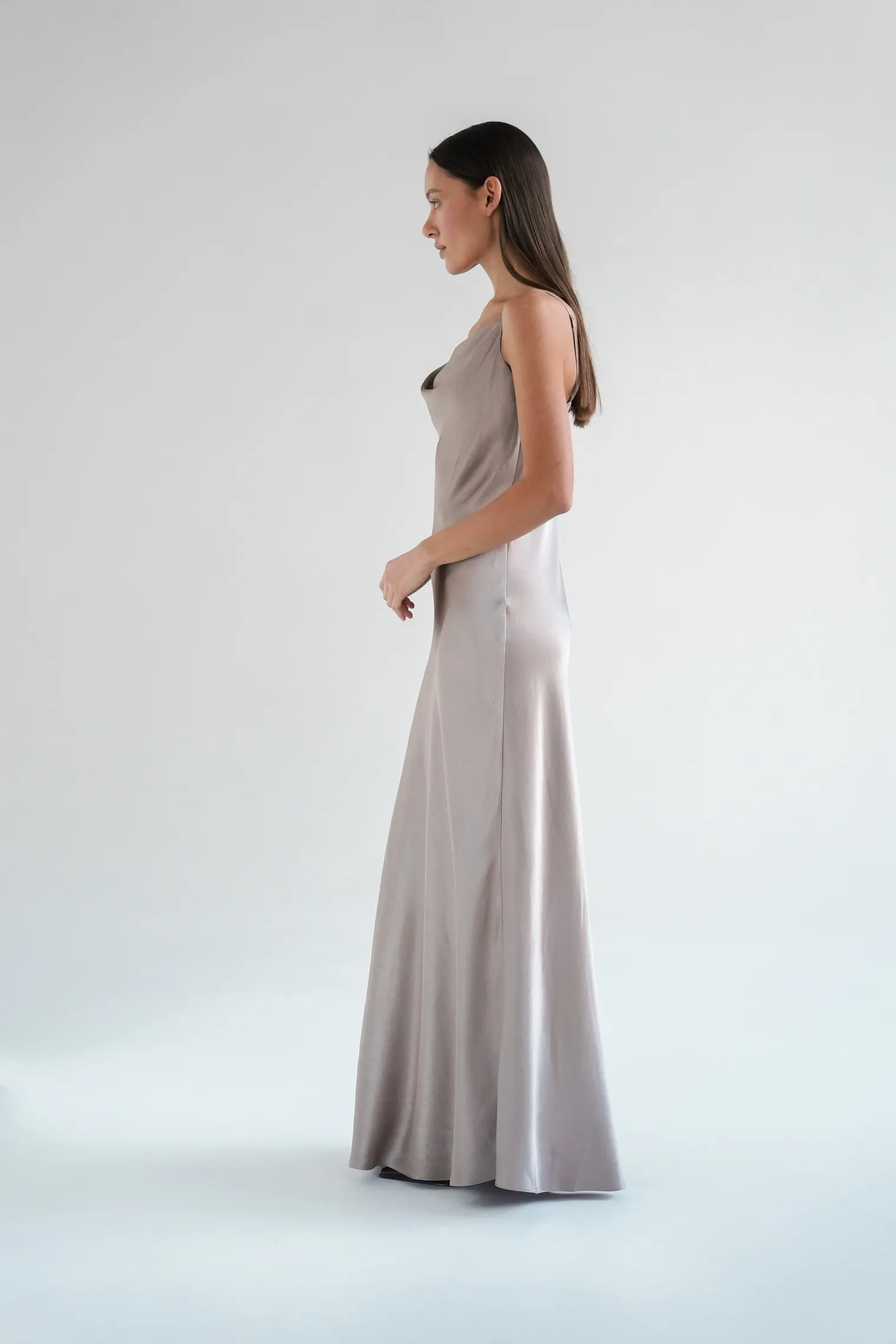 Платье-комбинация из струящейся ткани бежевого цвета фото 3