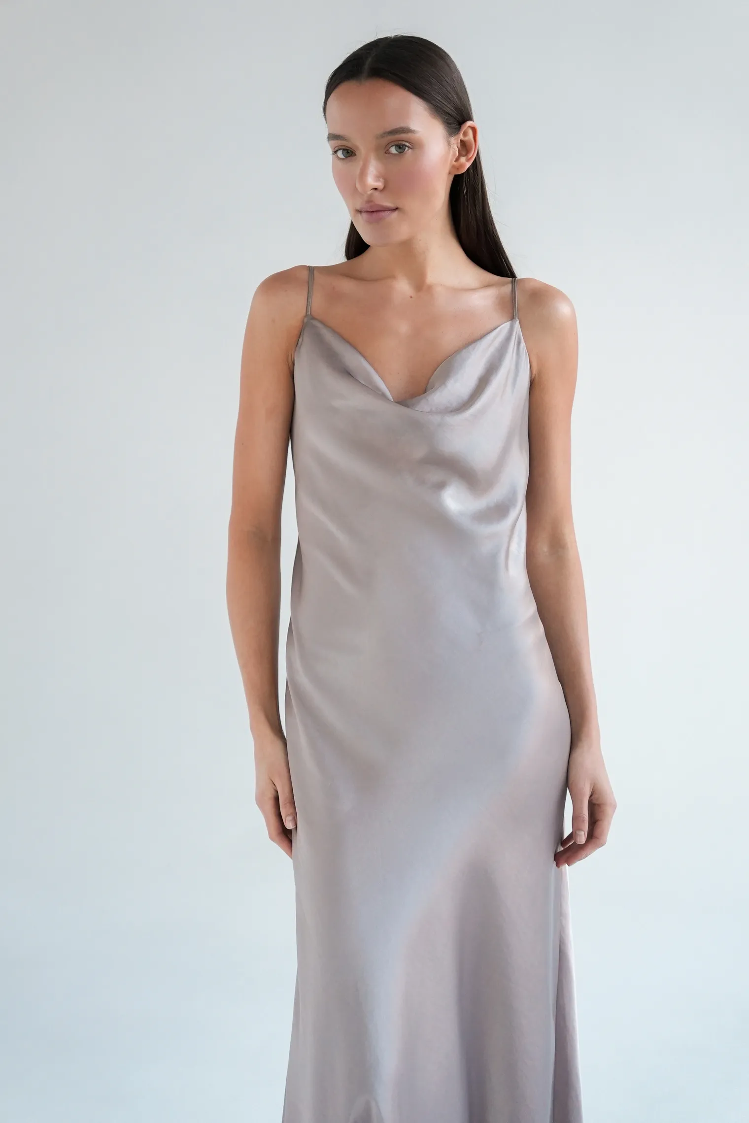 Платье-комбинация из струящейся ткани бежевого цвета фото 8