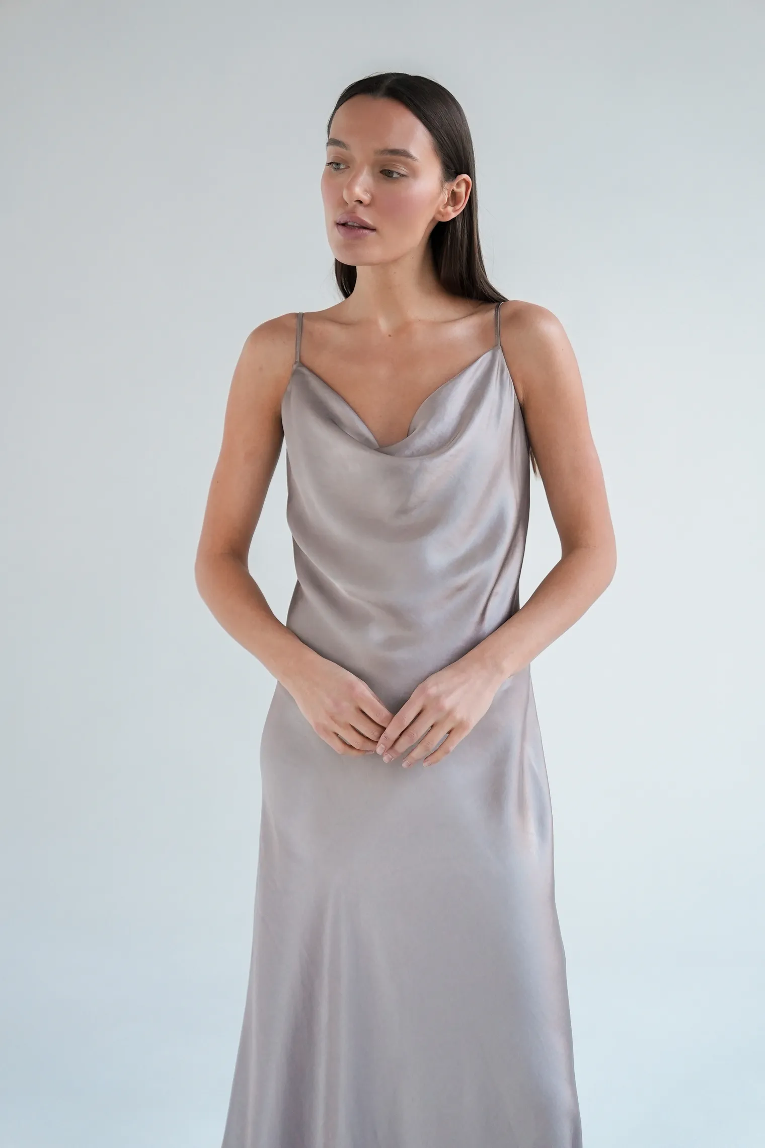 Платье-комбинация из струящейся ткани бежевого цвета фото 6