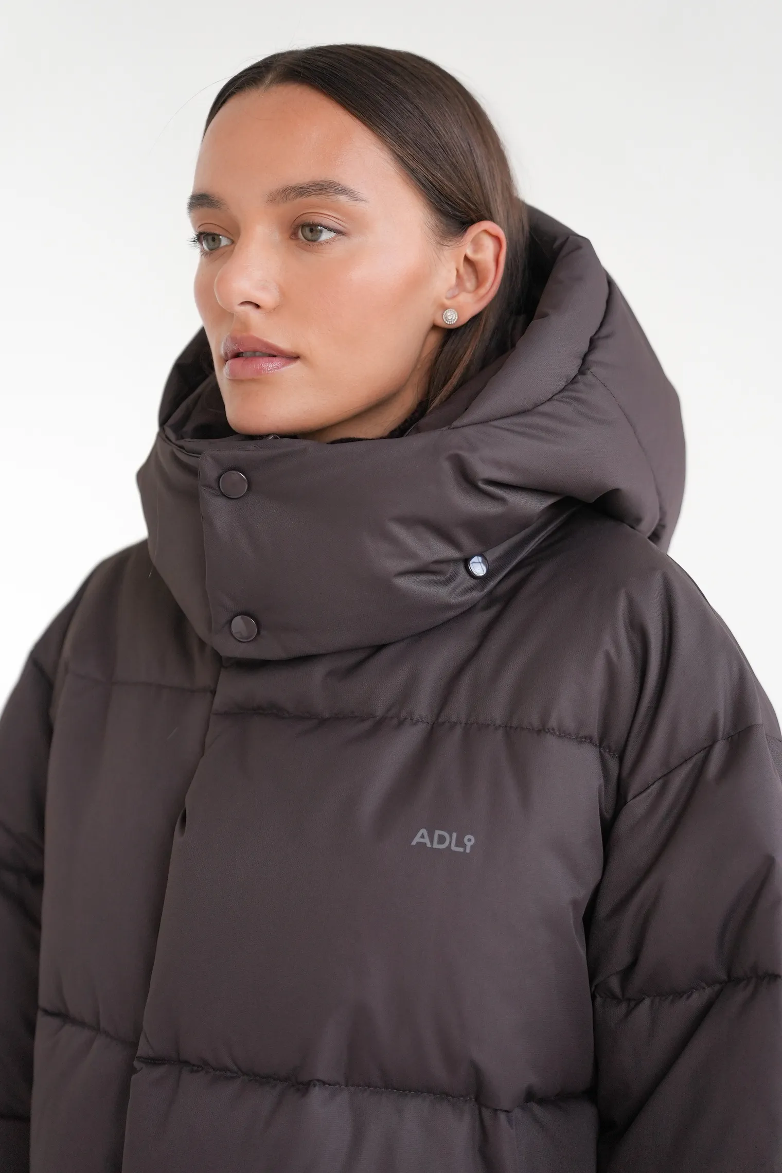 Пуховик стёганный с капюшоном шоколадного цвета фото 5