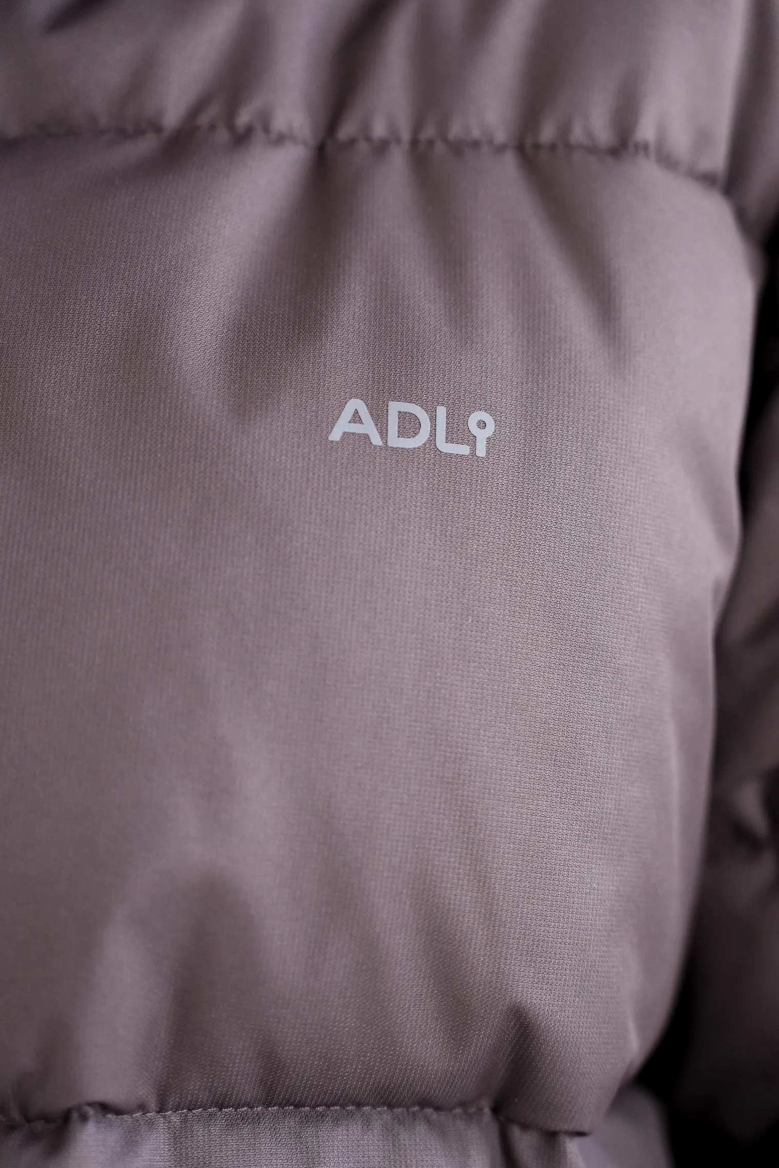 Пуховик стёганый с капюшоном шоколадного цвета фото 8