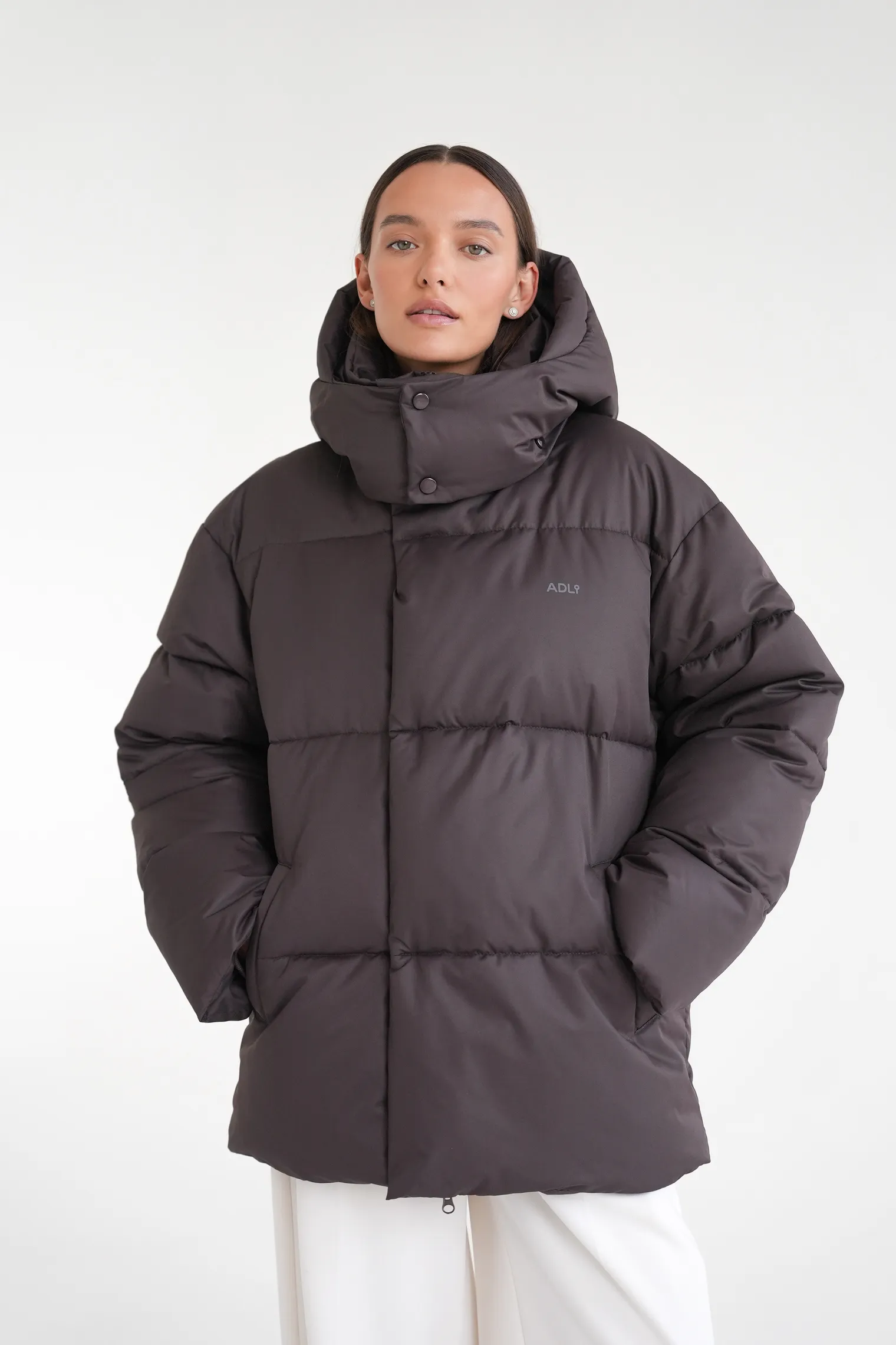 Пуховик стёганный с капюшоном шоколадного цвета фото 2