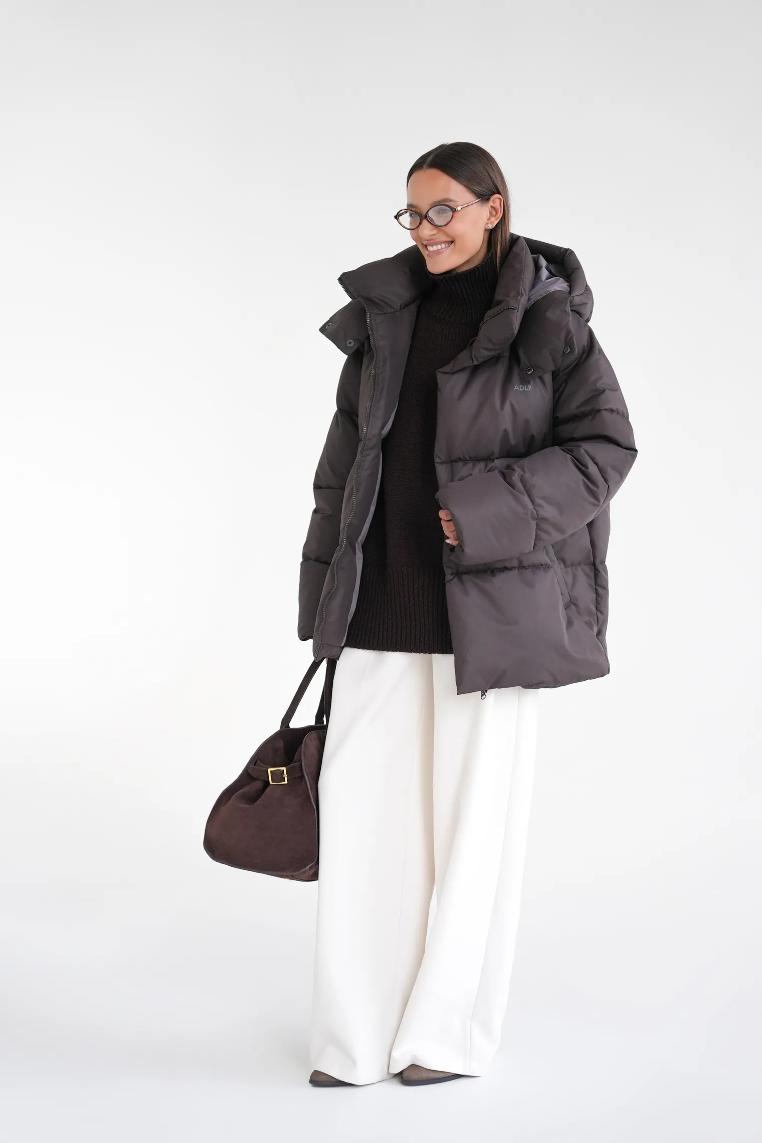 Пуховик стёганный с капюшоном шоколадного цвета фото 1