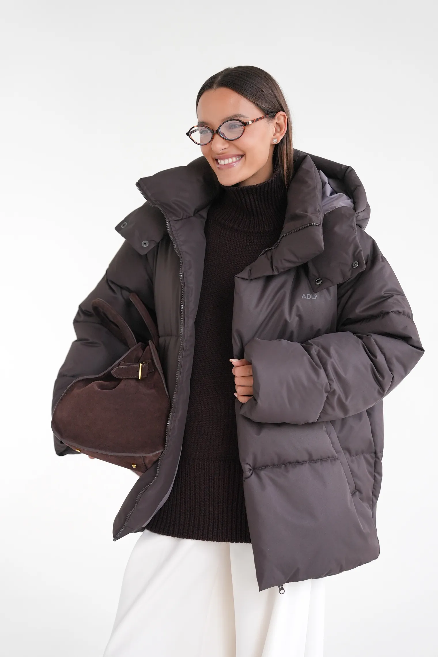 Пуховик стёганный с капюшоном шоколадного цвета фото 6