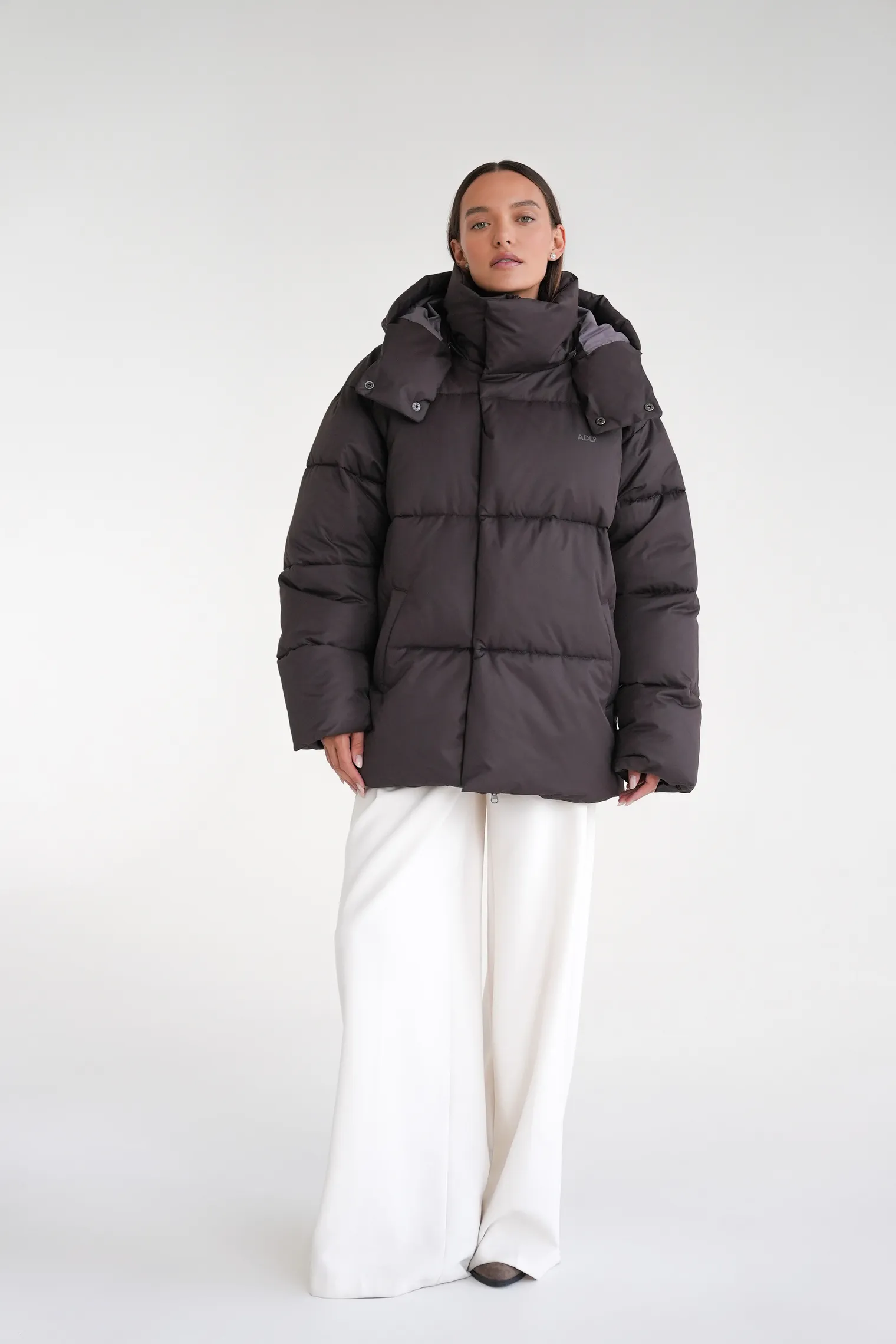 Пуховик стёганный с капюшоном шоколадного цвета фото 3