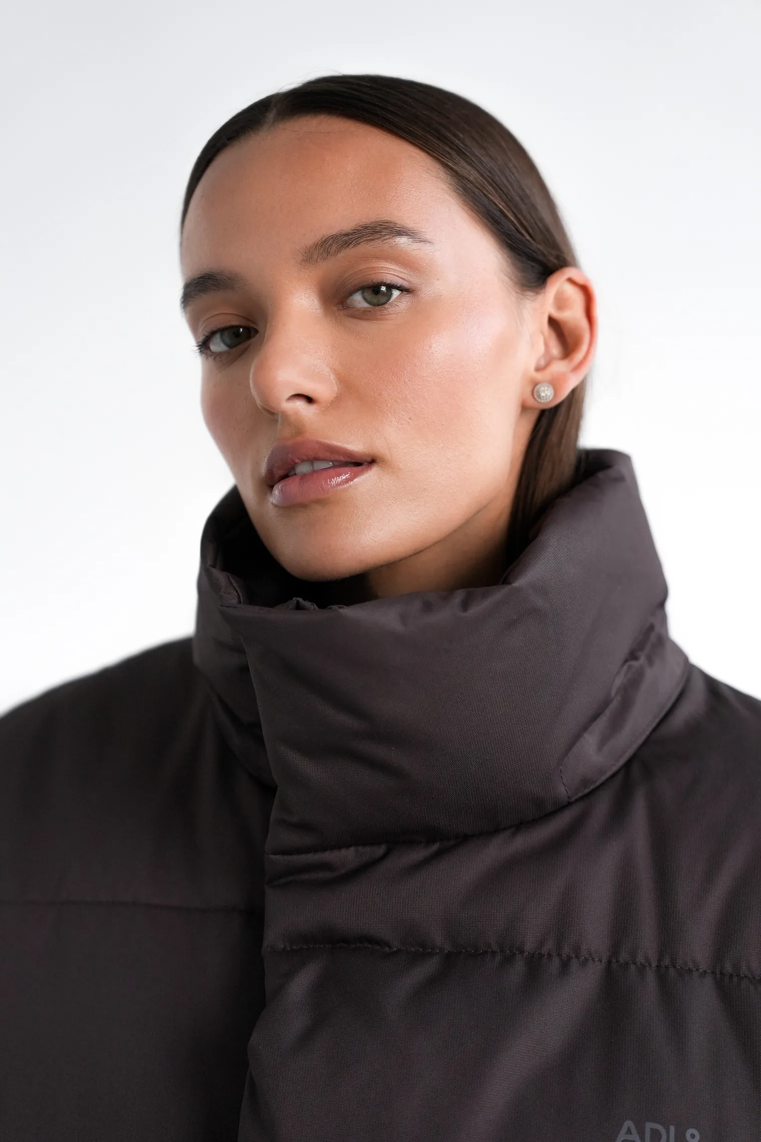 Пуховик стёганый с капюшоном шоколадного цвета фото 7