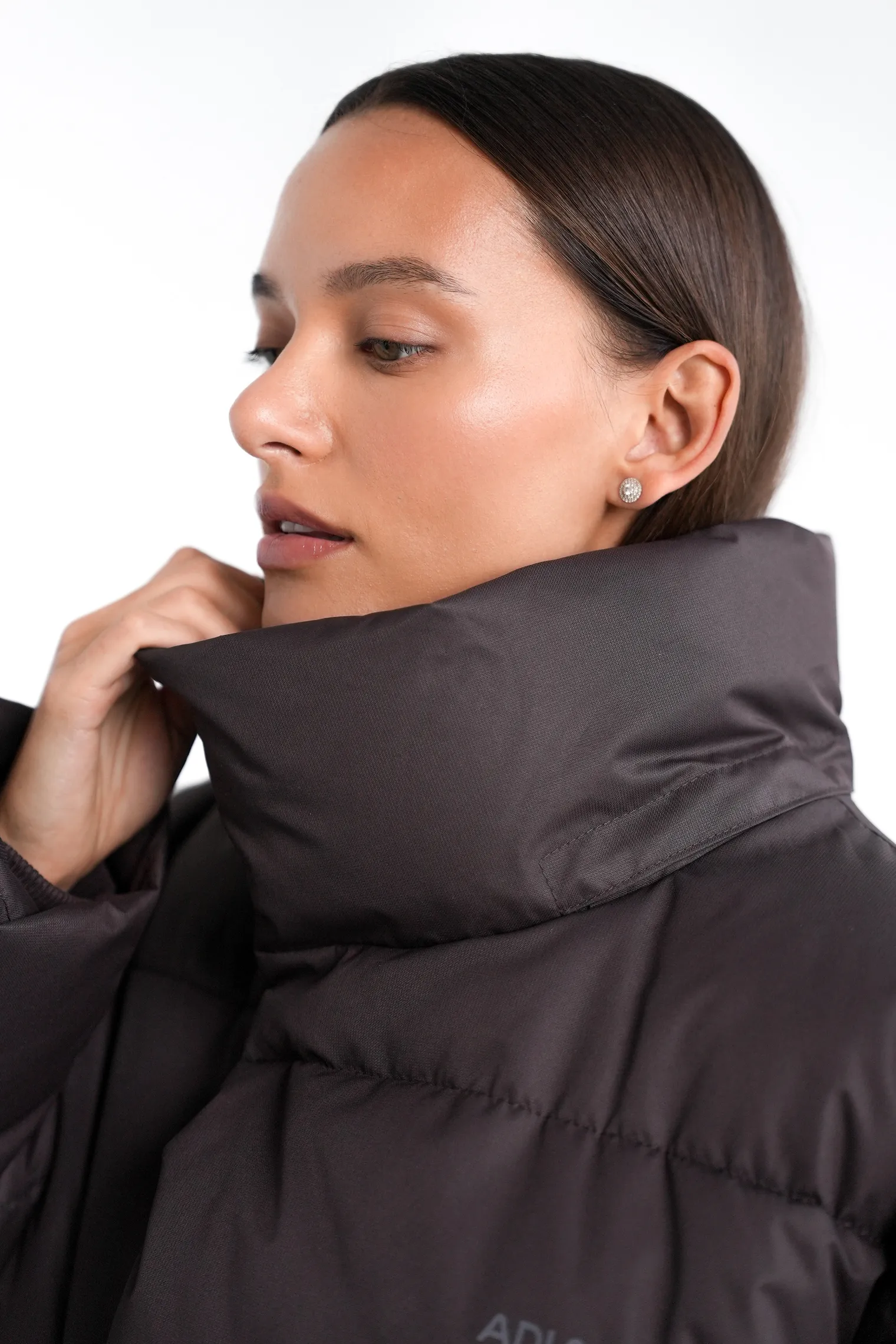 Пуховик стёганный с капюшоном шоколадного цвета фото 7