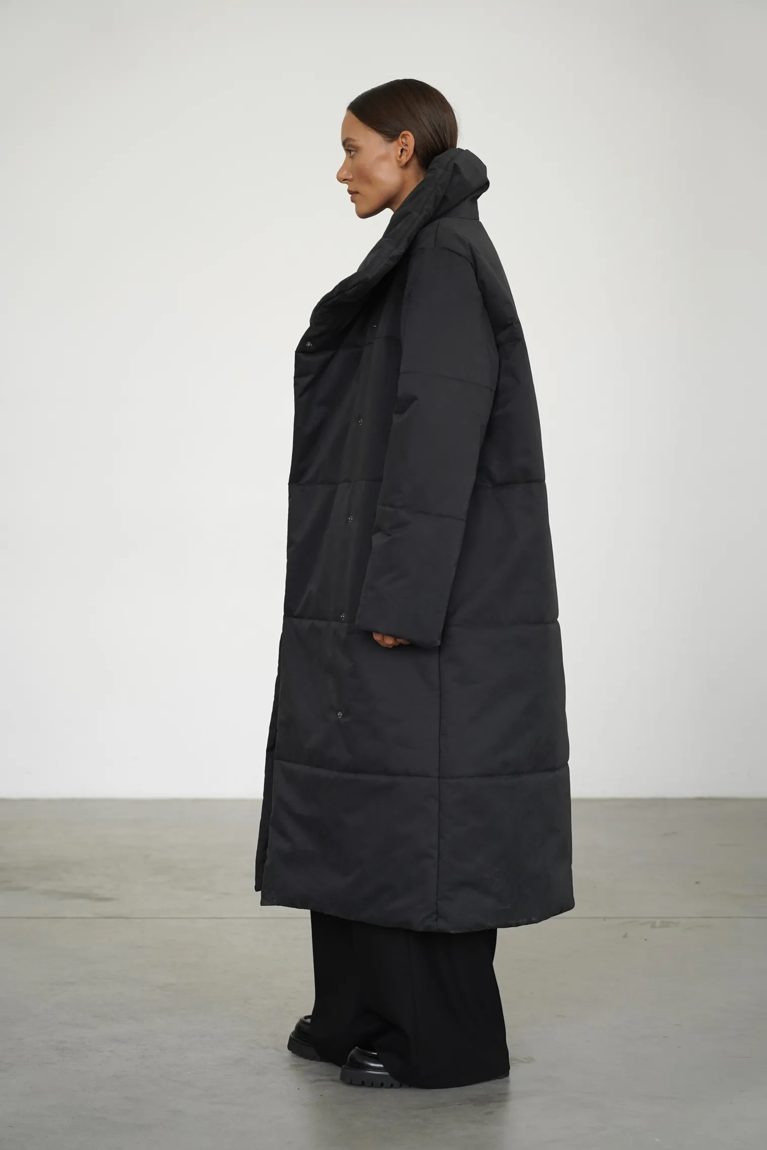 Пальто утепленное чёрного цвета фото 5