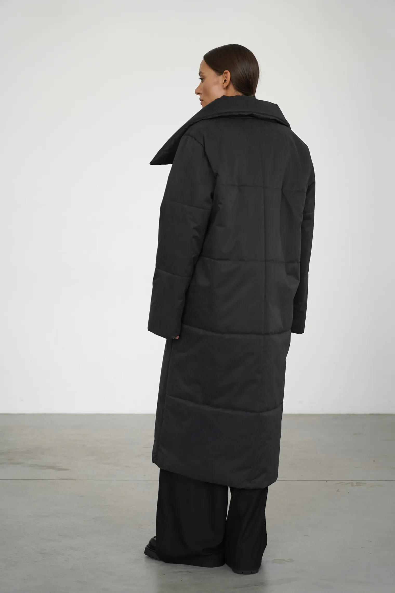 Пальто утепленное чёрного цвета фото 4