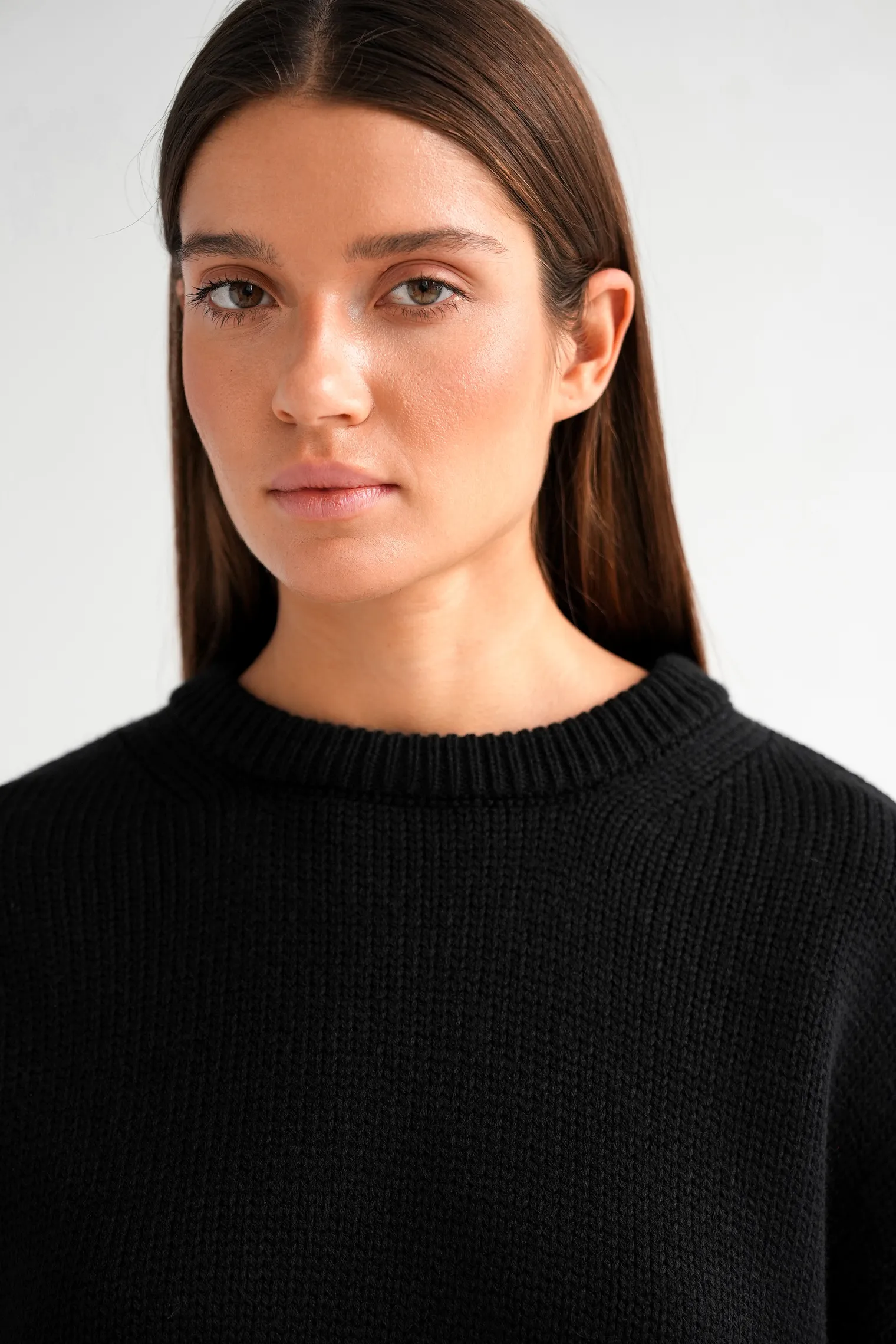 Джемпер крупной вязки с низким воротником чёрного цвета фото 8
