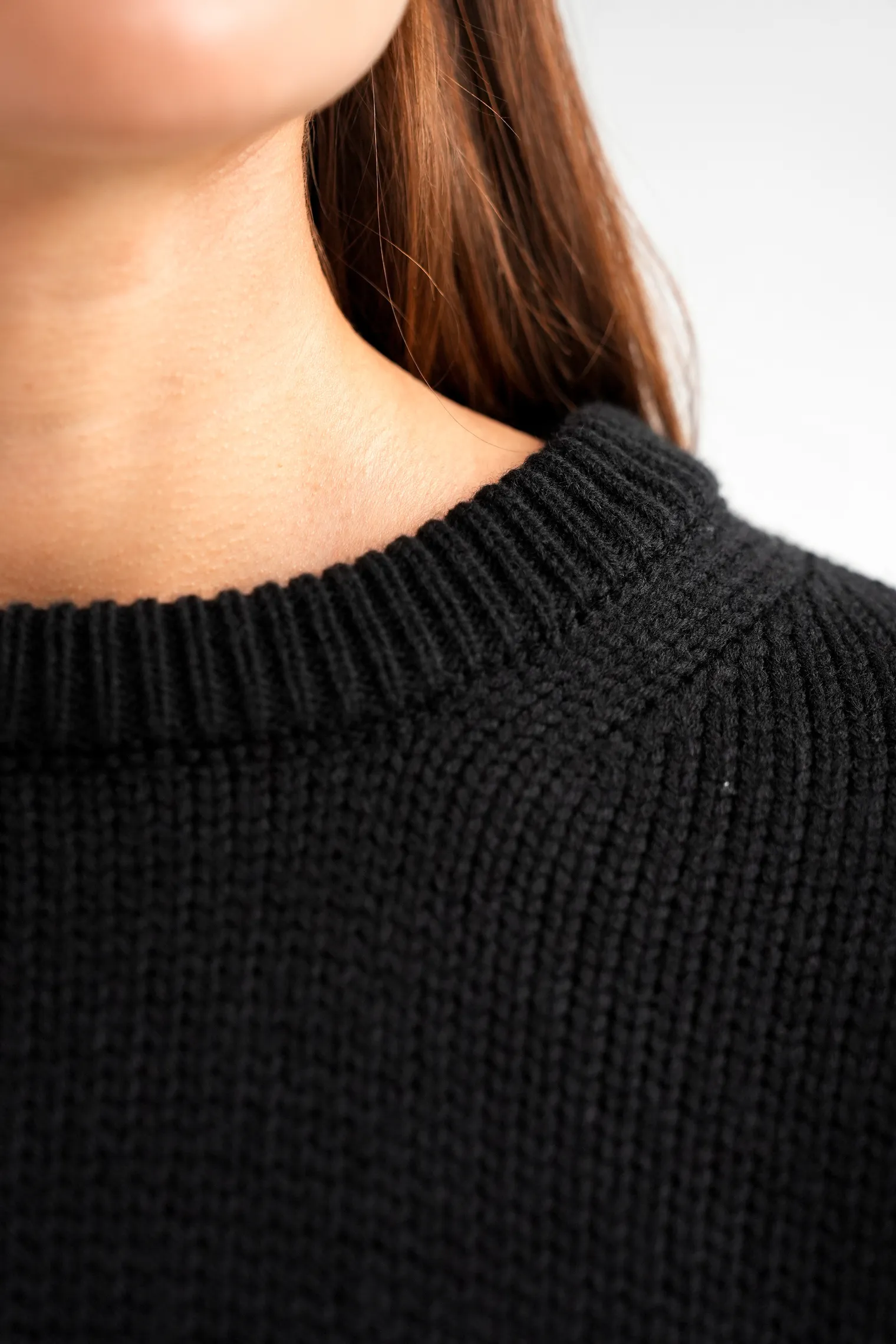 Джемпер крупной вязки с низким воротником чёрного цвета фото 2