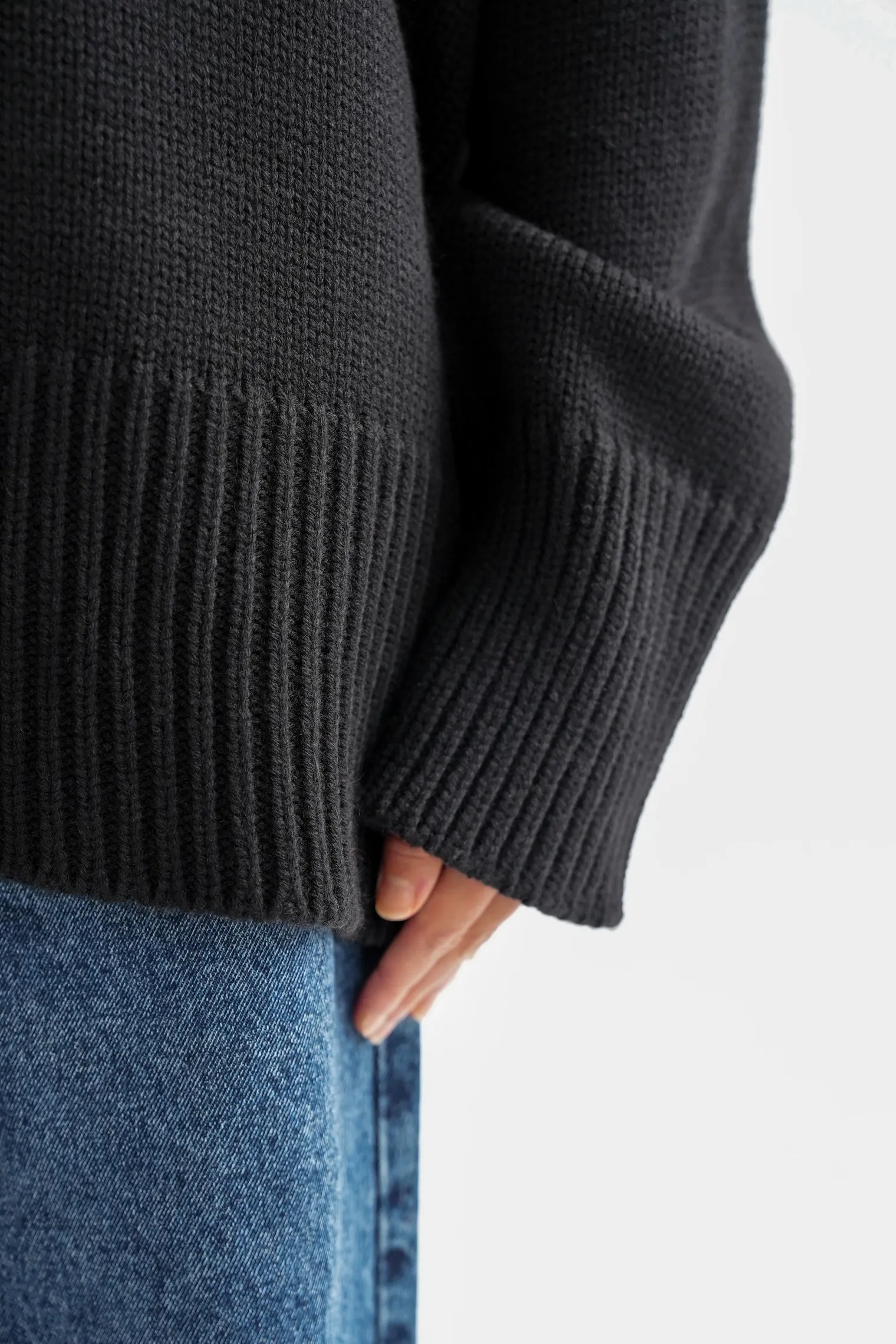 Джемпер крупной вязки с низким воротником чёрного цвета фото 6