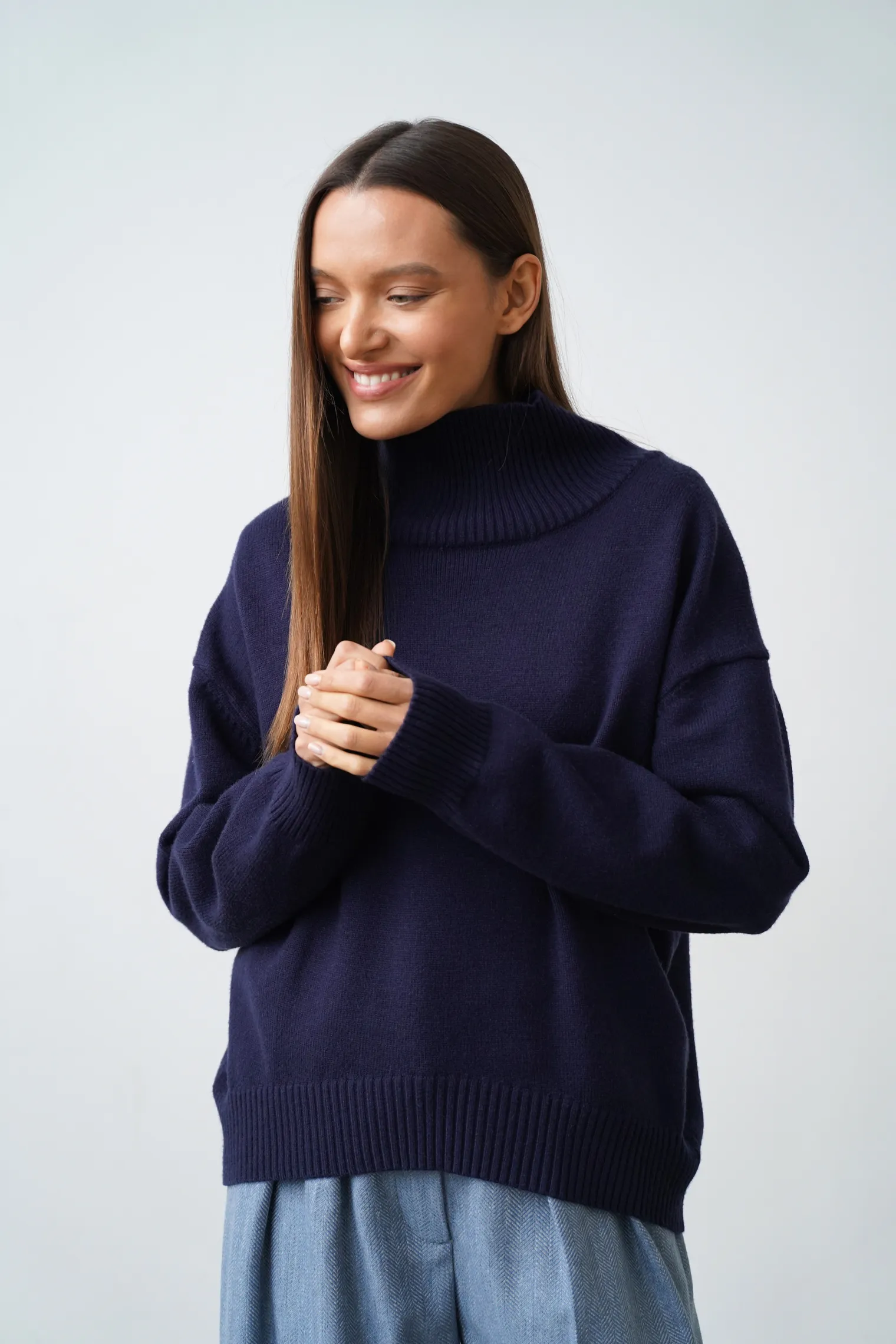 Джемпер мелкой вязки с высоким воротником тёмно-синего цвета фото 6