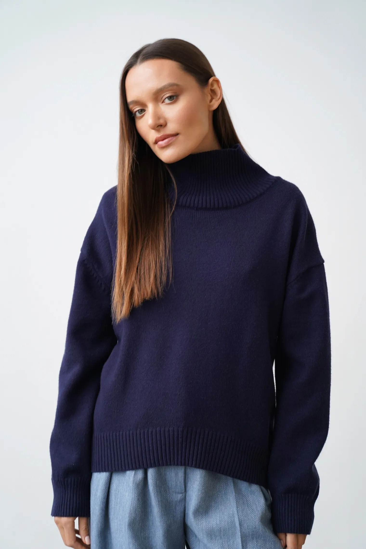 Джемпер мелкой вязки с высоким воротником тёмно-синего цвета фото 1
