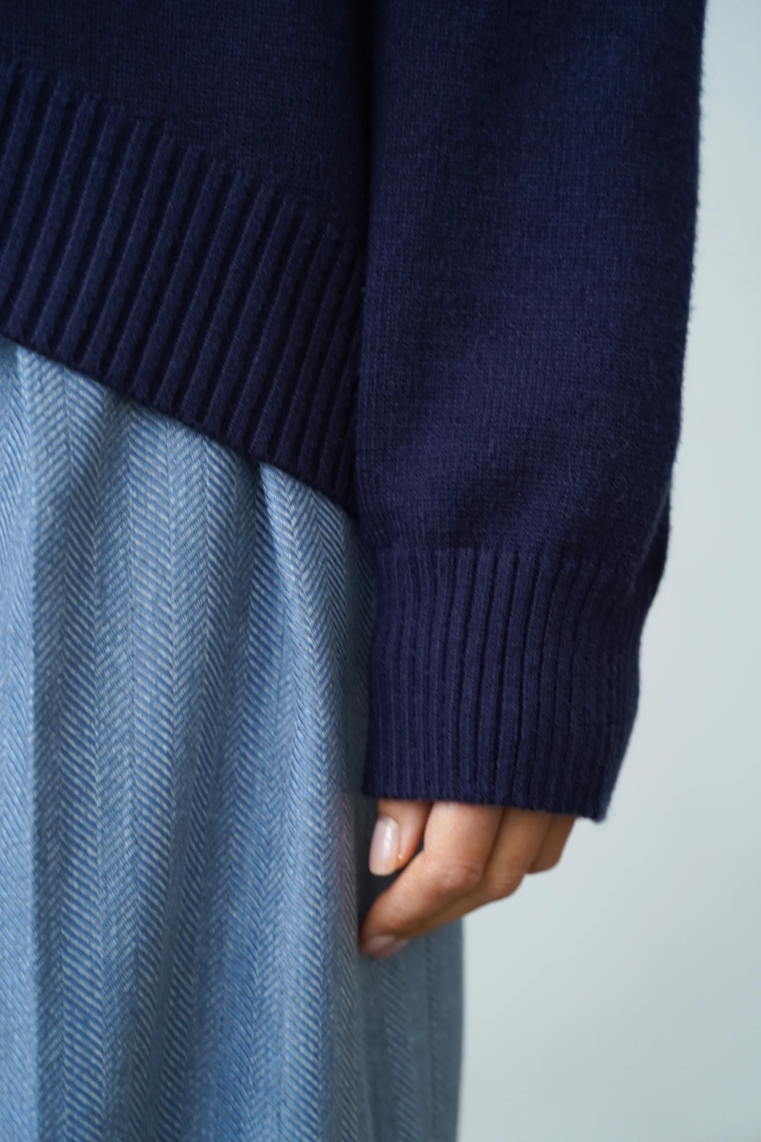 Джемпер мелкой вязки с высоким воротником тёмно-синего цвета фото 5