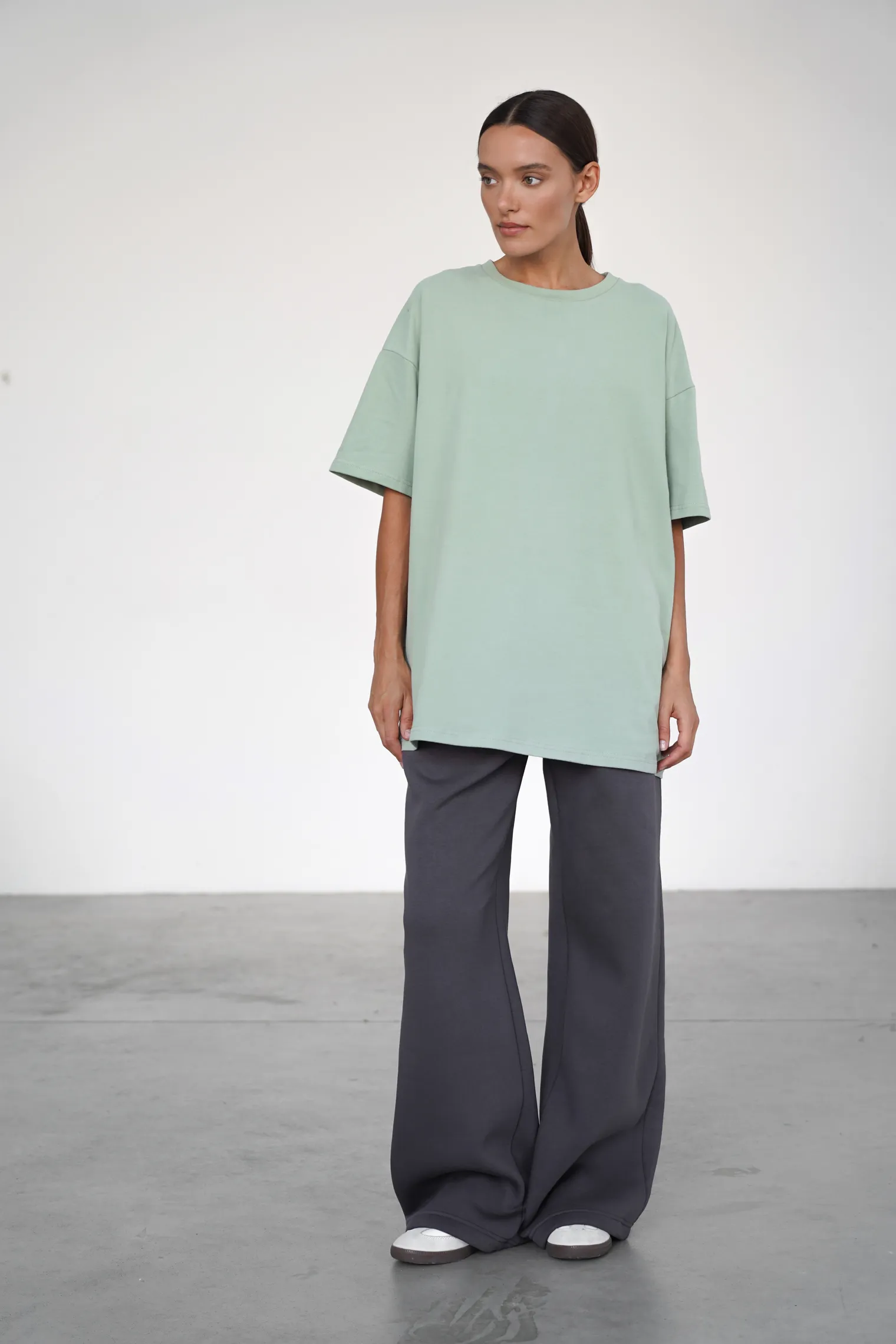 Футболка мужского кроя оливкового цвета фото 3