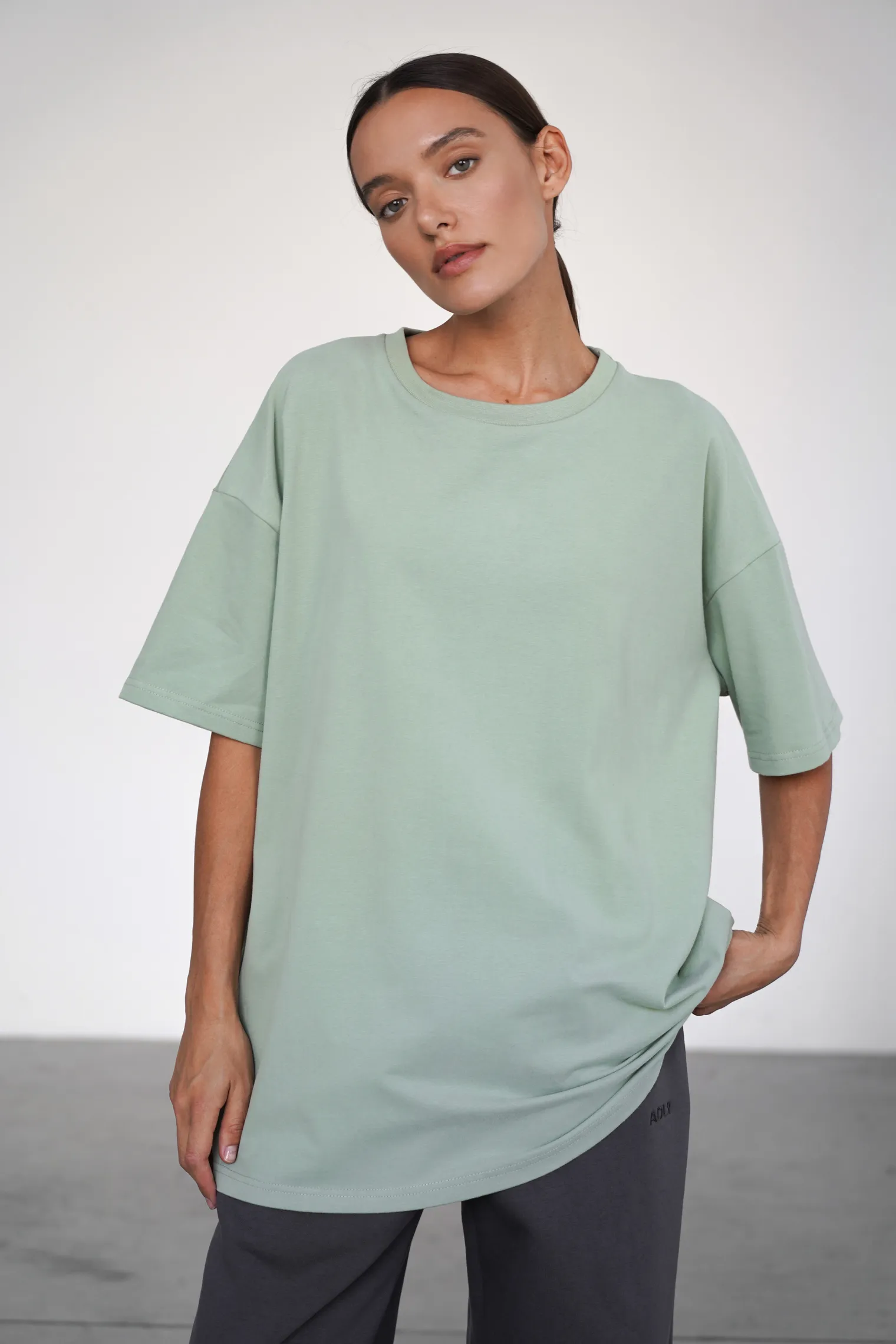 Футболка мужского кроя оливкового цвета фото 1