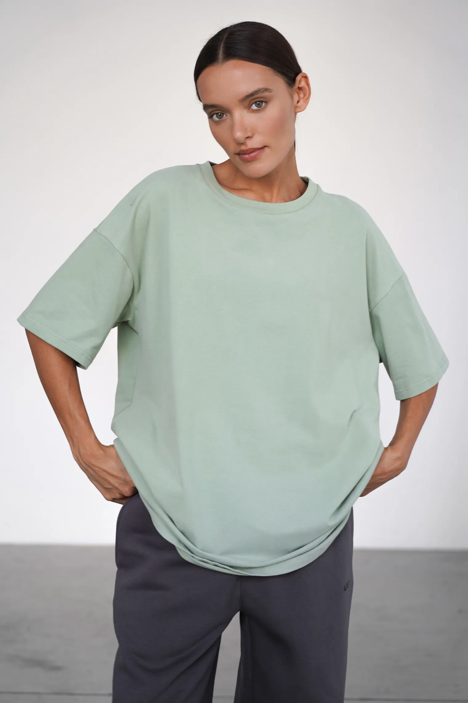 Футболка мужского кроя оливкового цвета фото 4