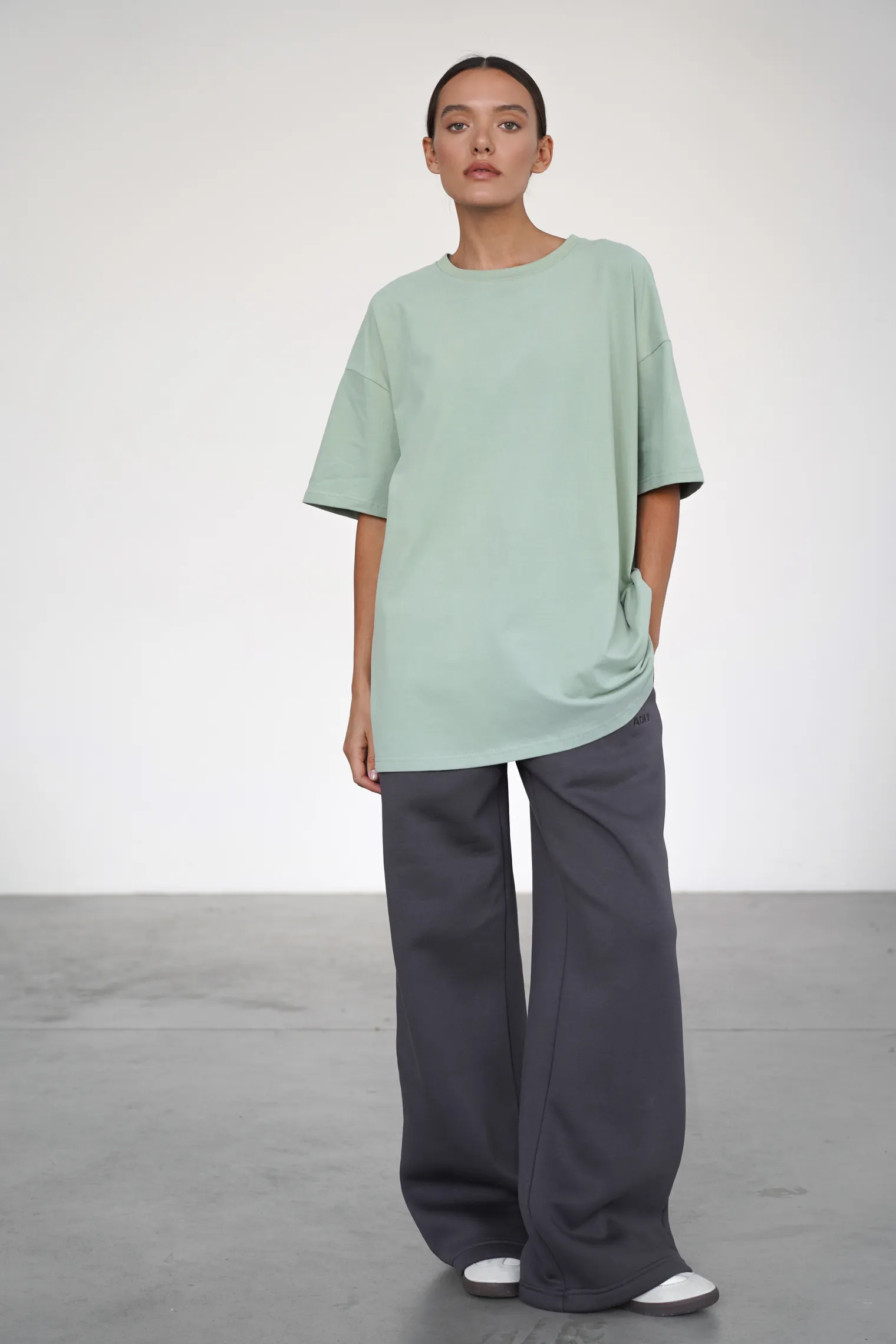 Футболка мужского кроя оливкового цвета фото 6