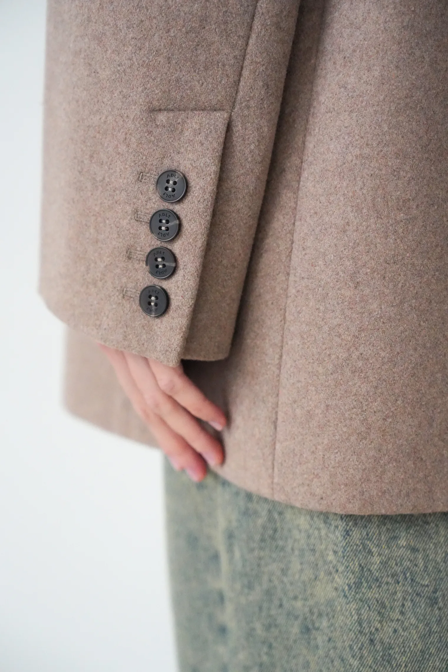 Пальто-жакет однобортное бежевого цвета фото 8