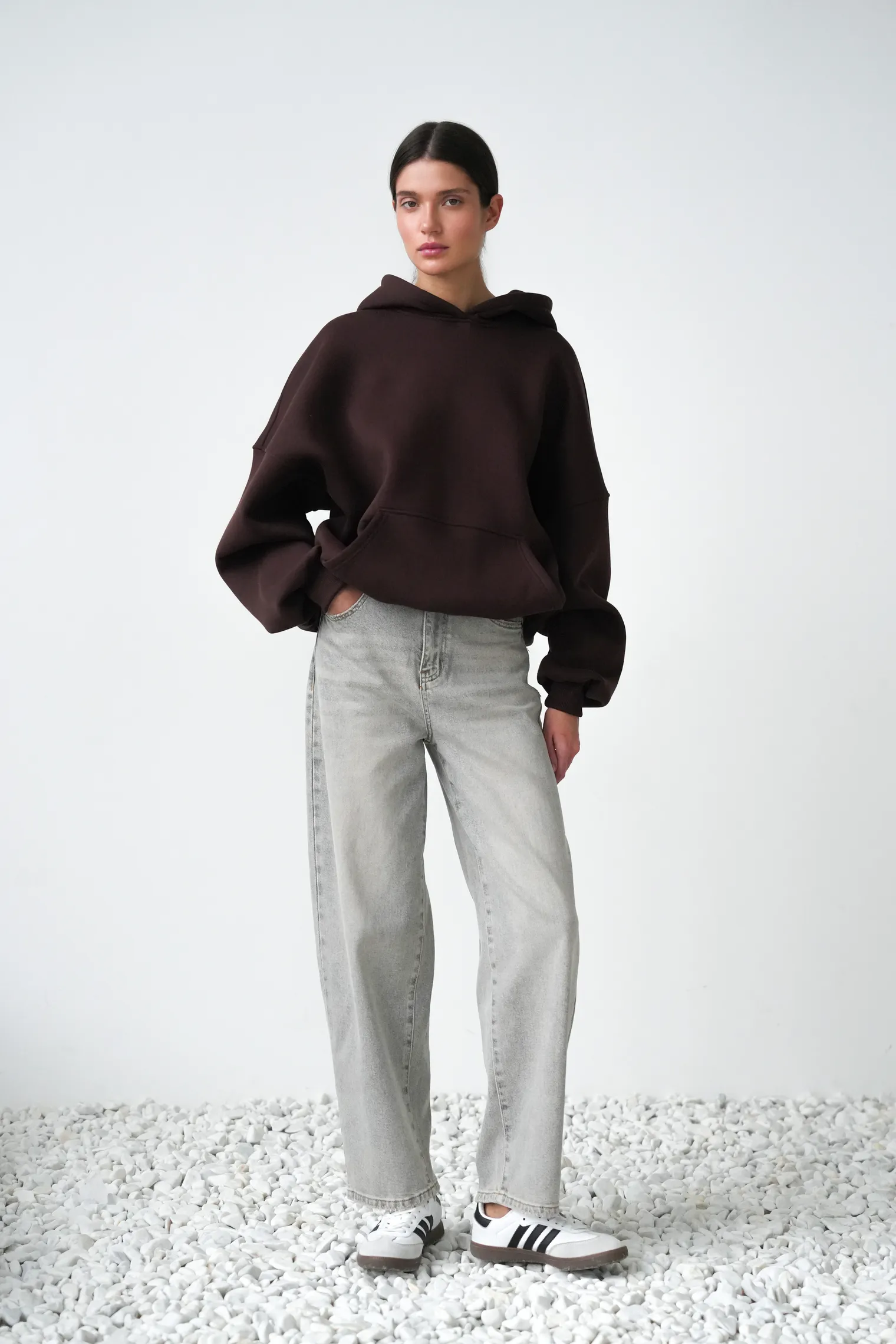Худи свободного кроя с капюшоном цвета горький шоколад фото 3