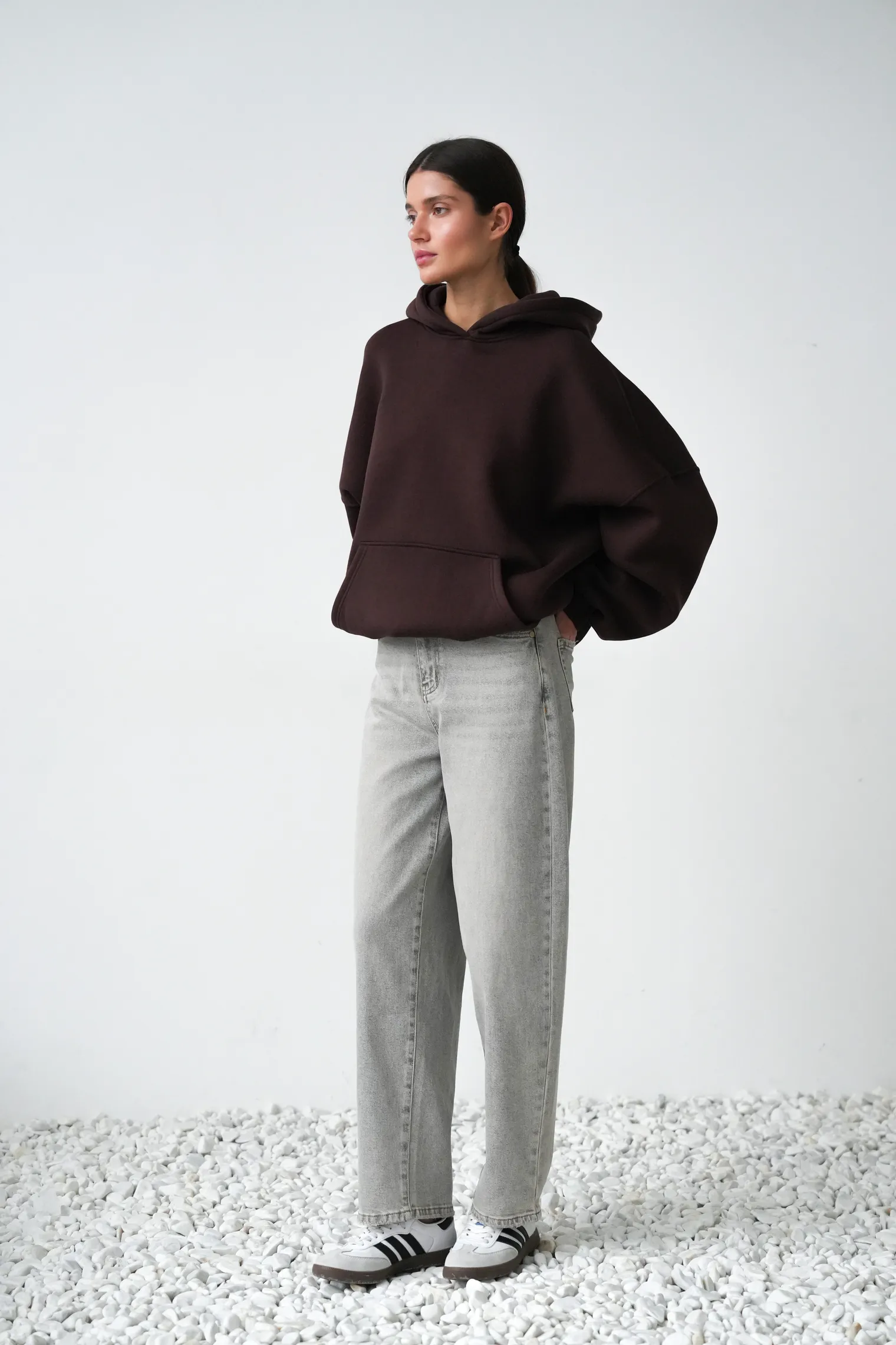 Худи свободного кроя с капюшоном цвета горький шоколад фото 5