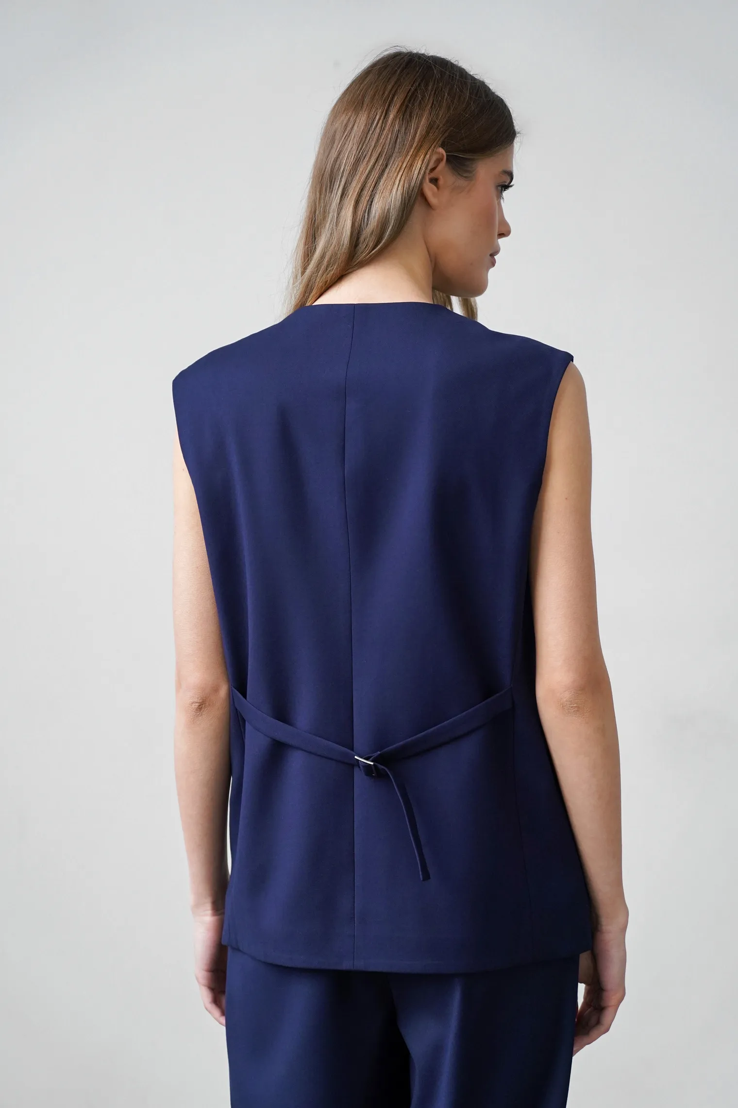 Однобортный жилет в пуговицами тёмно-синего цвета фото 4