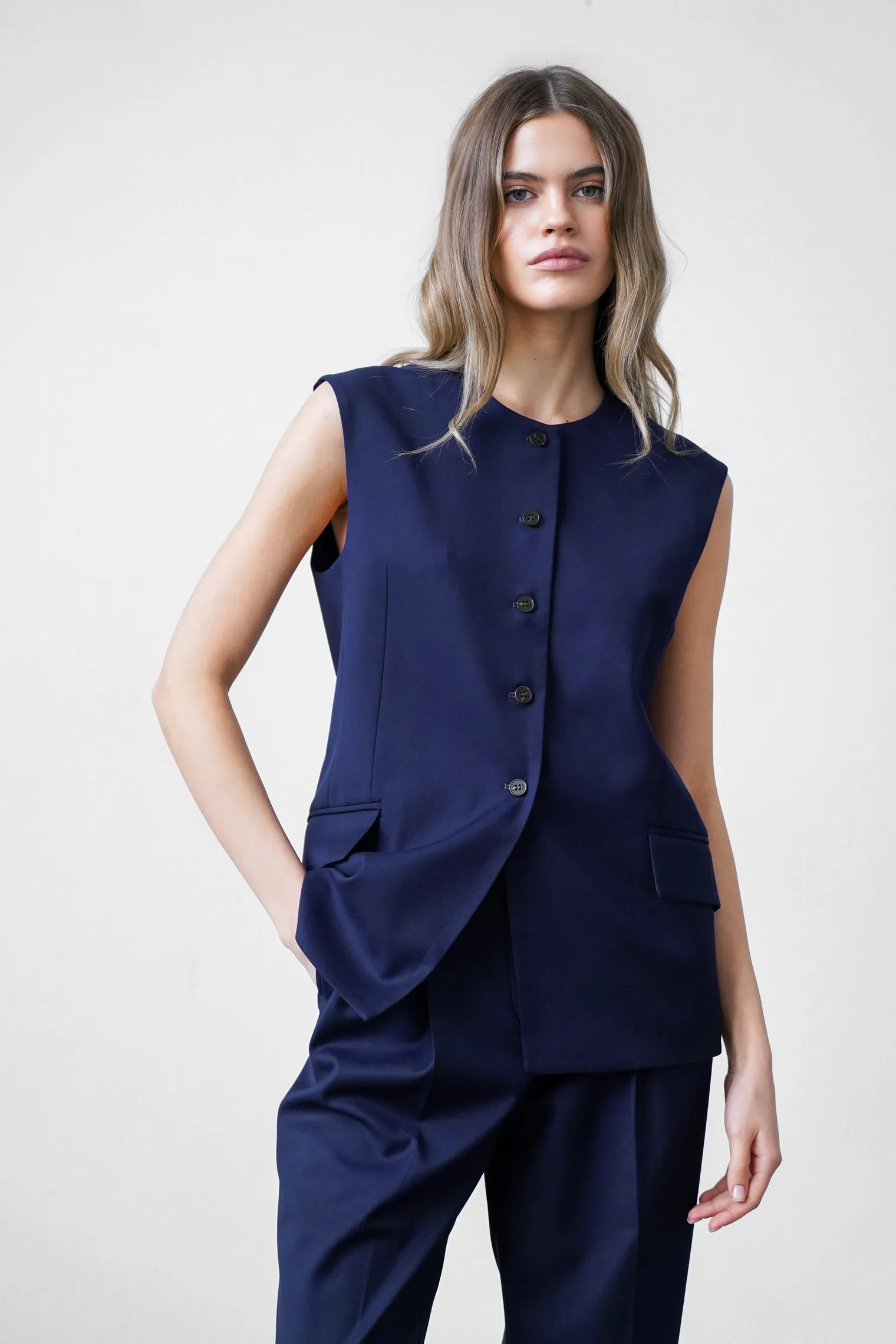 Однобортный жилет в пуговицами тёмно-синего цвета фото 7