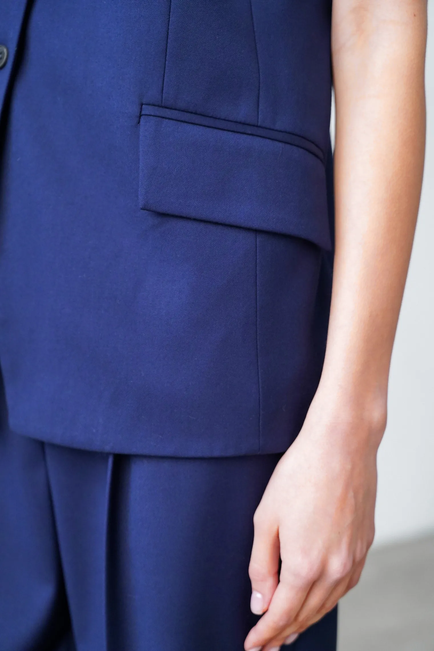 Однобортный жилет в пуговицами тёмно-синего цвета фото 2