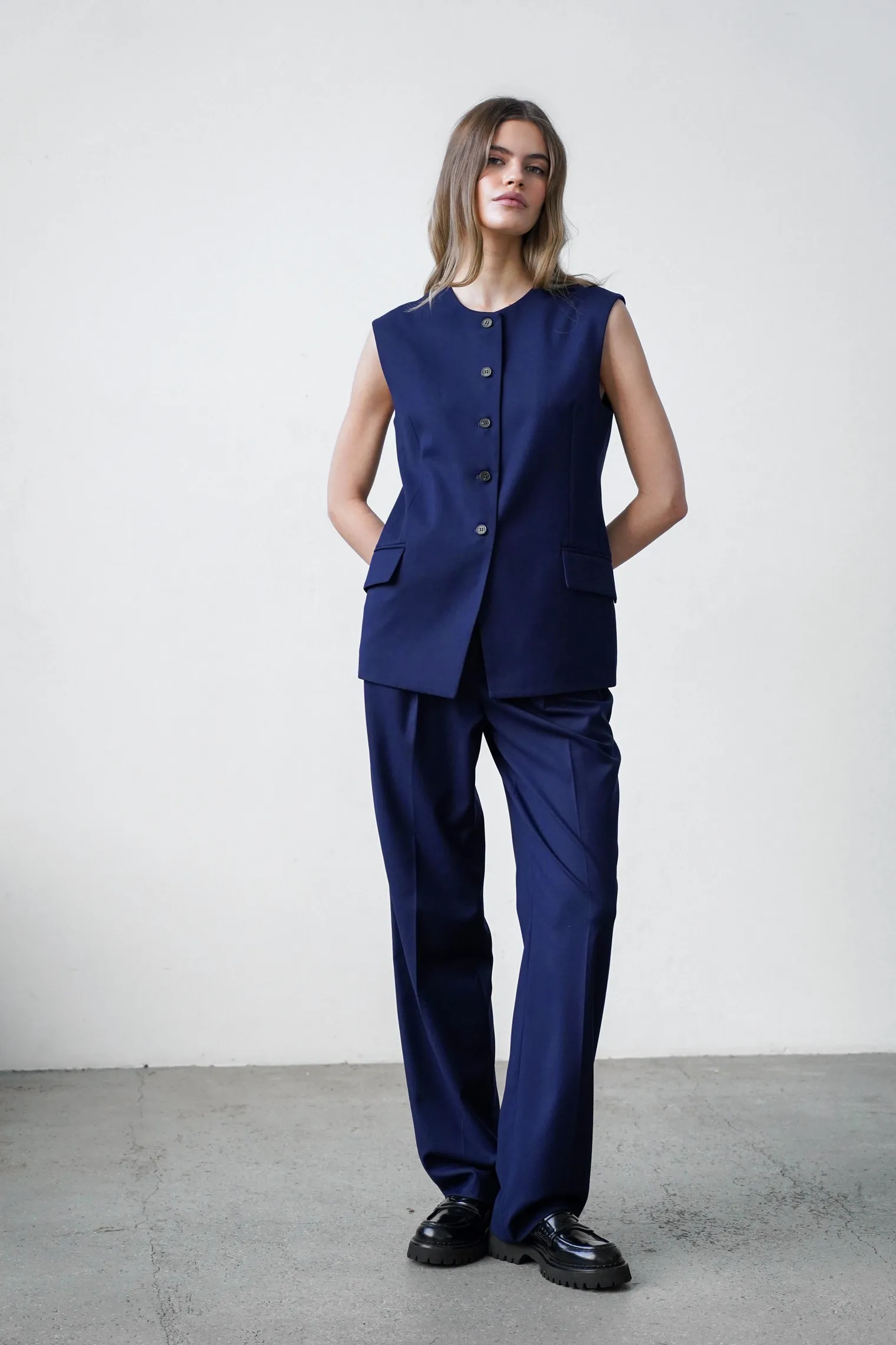 Однобортный жилет в пуговицами тёмно-синего цвета фото 6