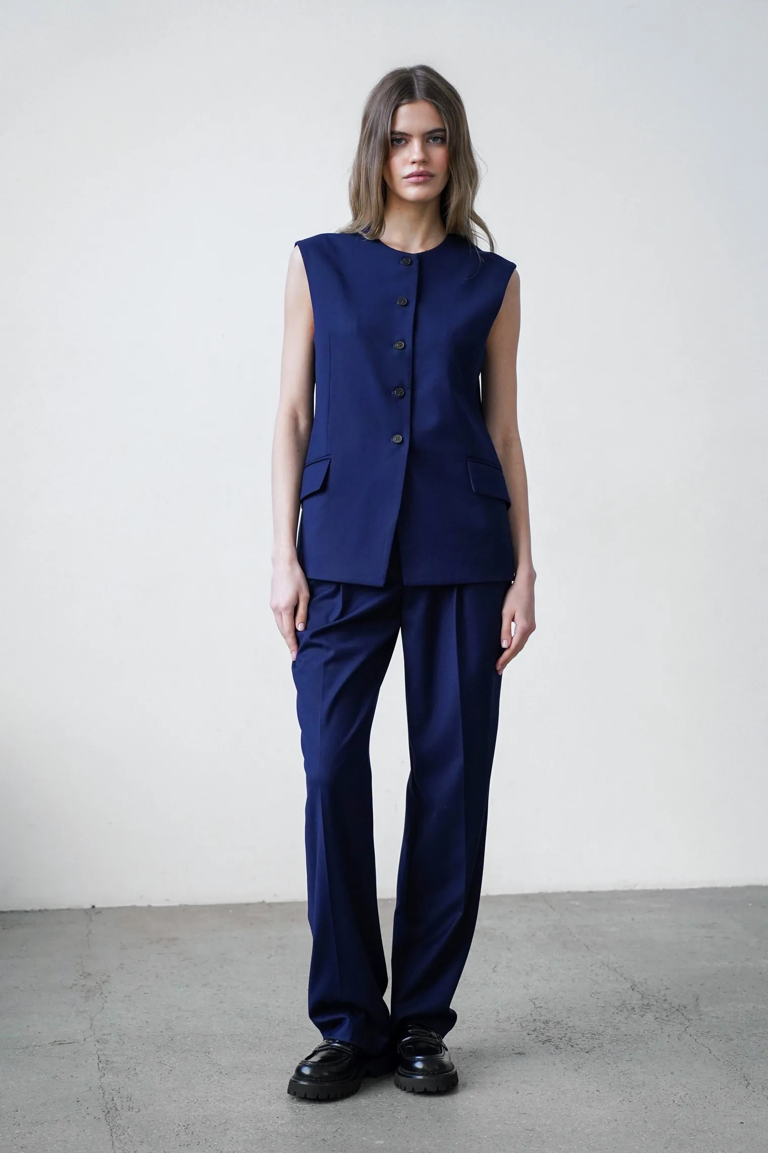 Однобортный жилет в пуговицами тёмно-синего цвета фото 3