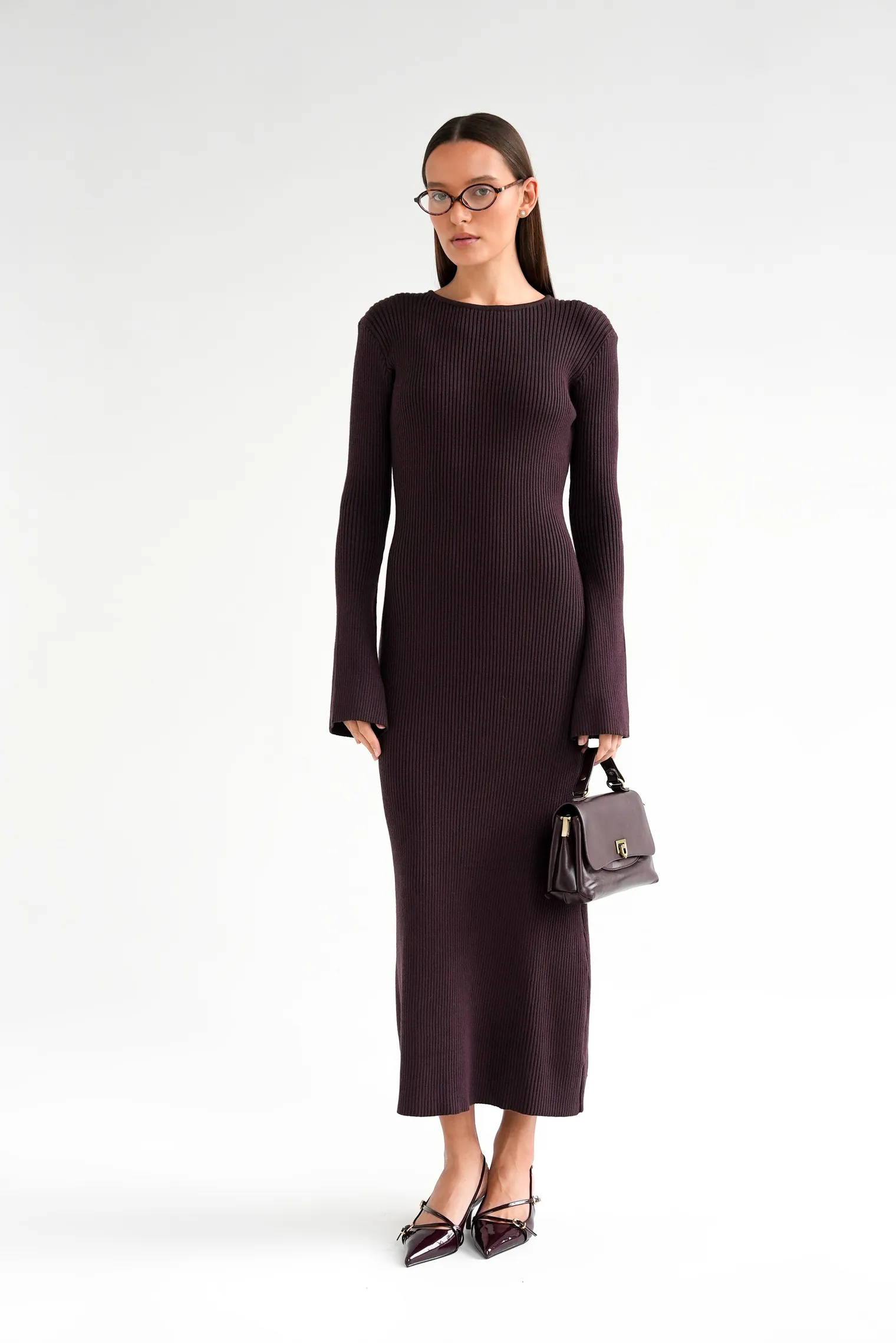 Платье миди мелкой вязки с низким воротником сливового цвета фото 3