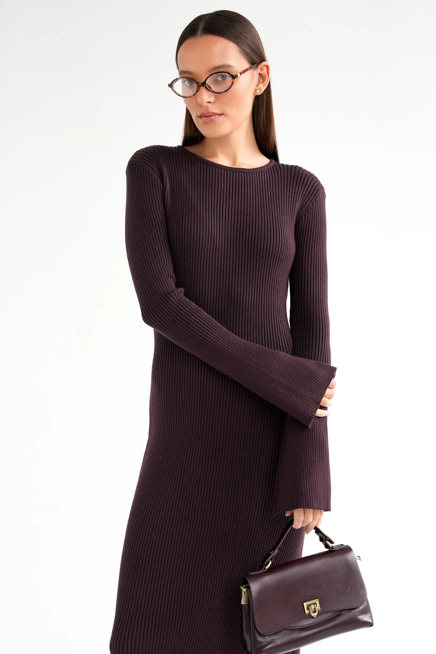 Платье миди мелкой вязки с низким воротником сливового цвета фото 5