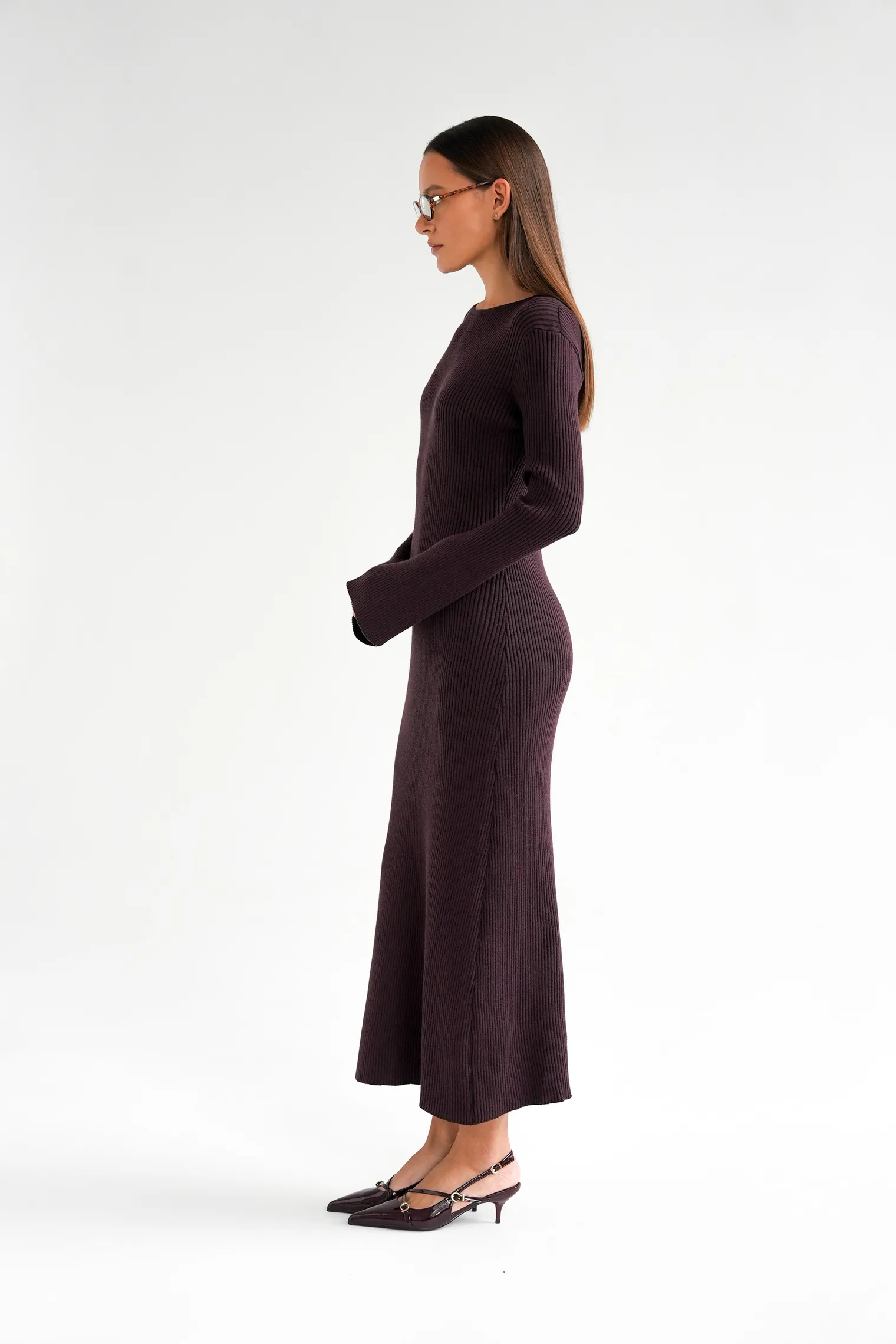 Платье миди мелкой вязки с низким воротником сливового цвета фото 6