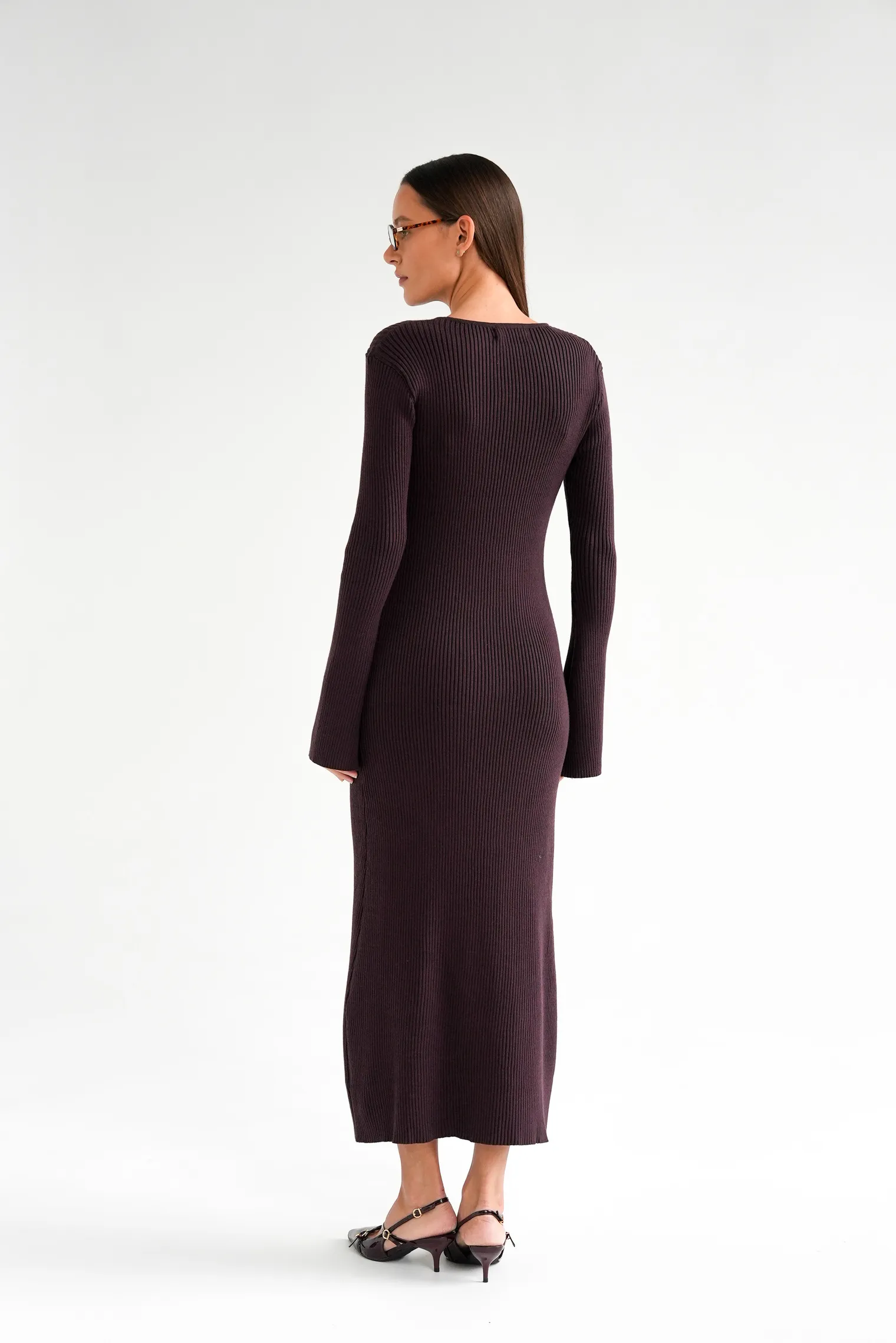 Платье миди мелкой вязки с низким воротником сливового цвета фото 8