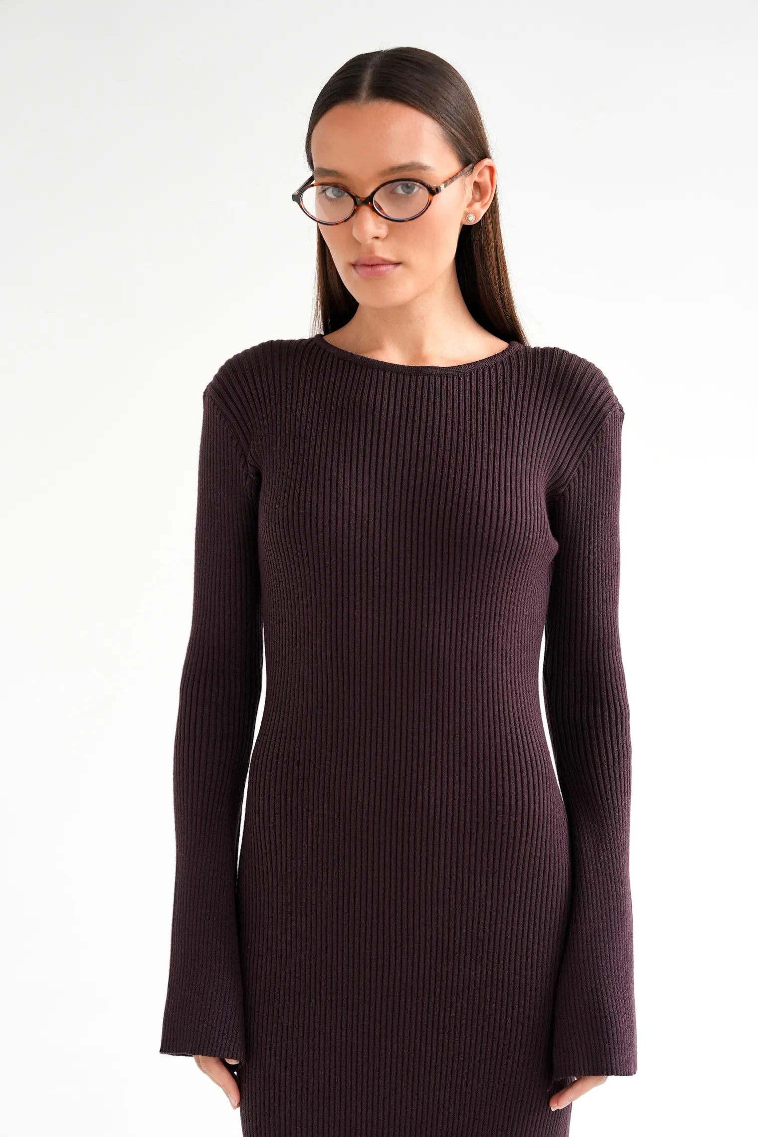 Платье миди мелкой вязки с низким воротником сливового цвета фото 7