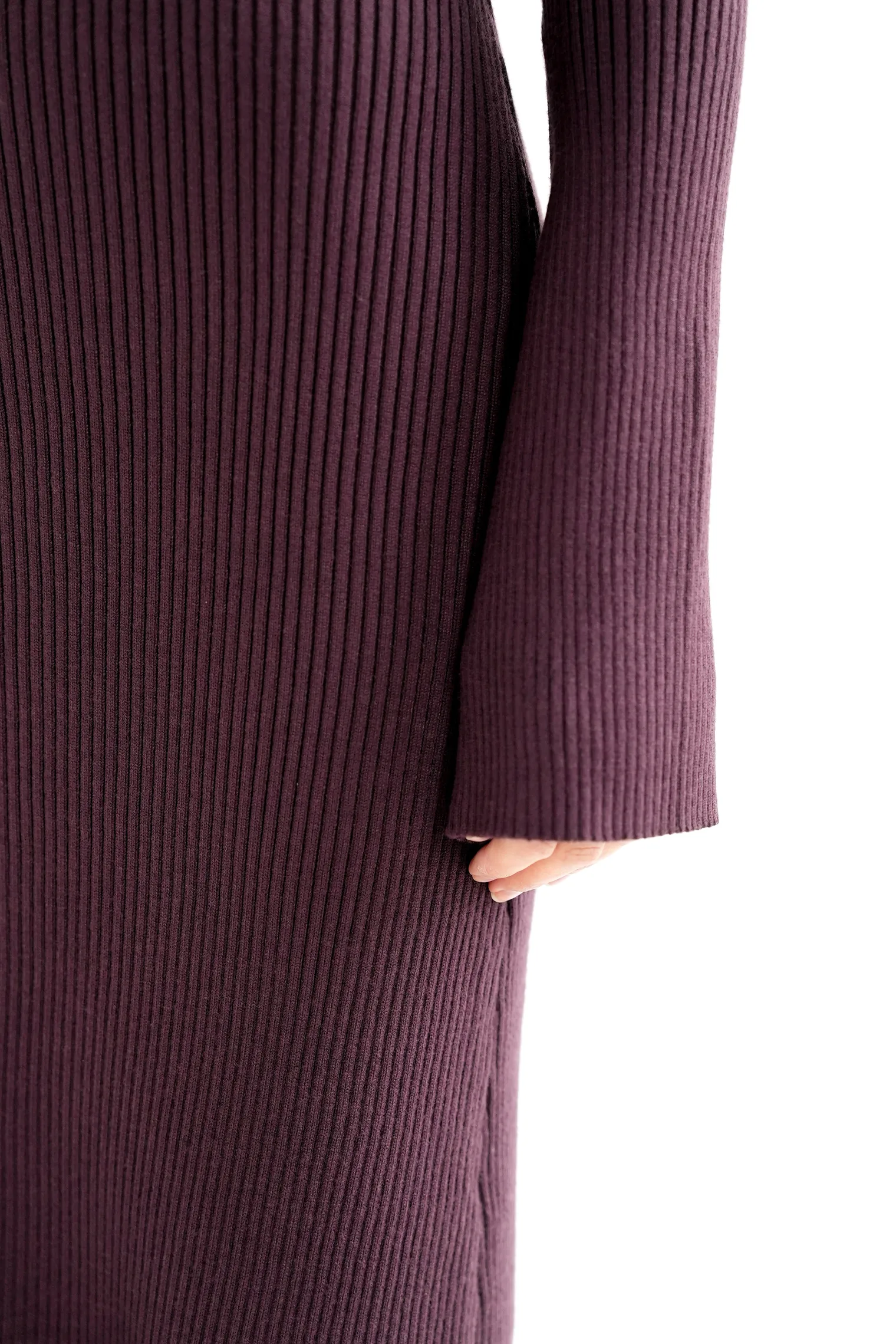 Платье миди мелкой вязки с низким воротником сливового цвета фото 2