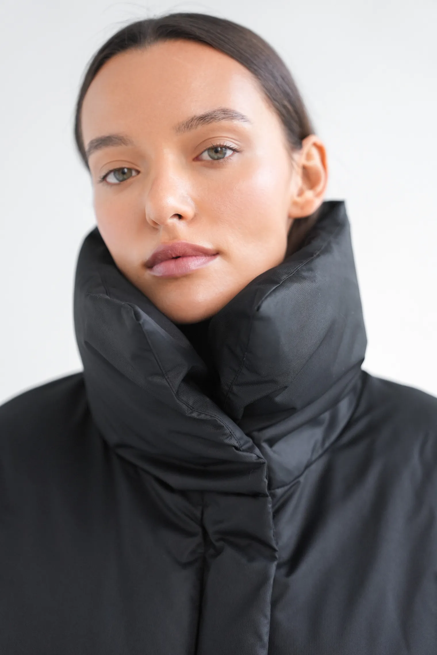 Пуховик стёганый с капюшоном графитового цвета фото 2