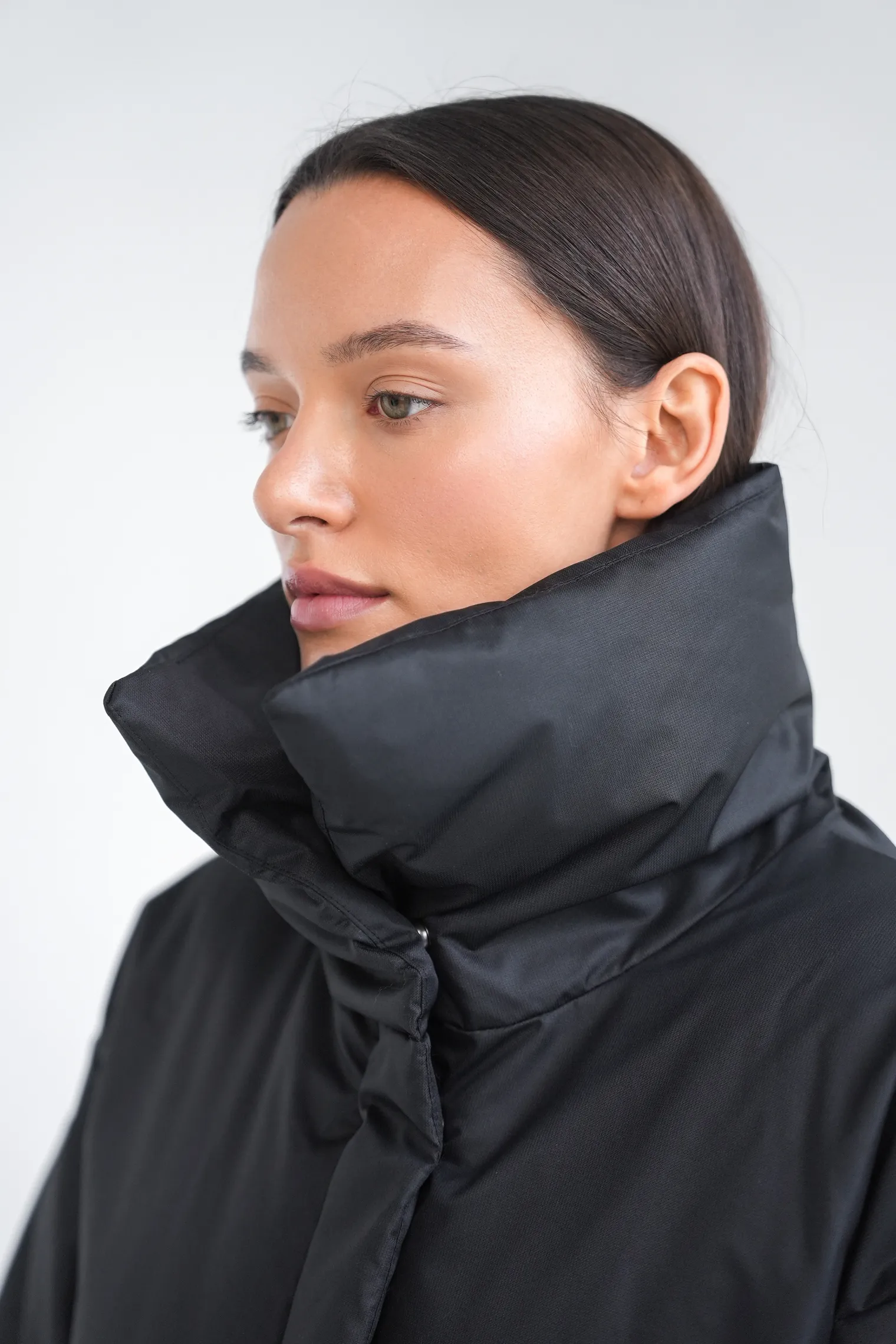 Пуховик стёганый с капюшоном графитового цвета фото 8