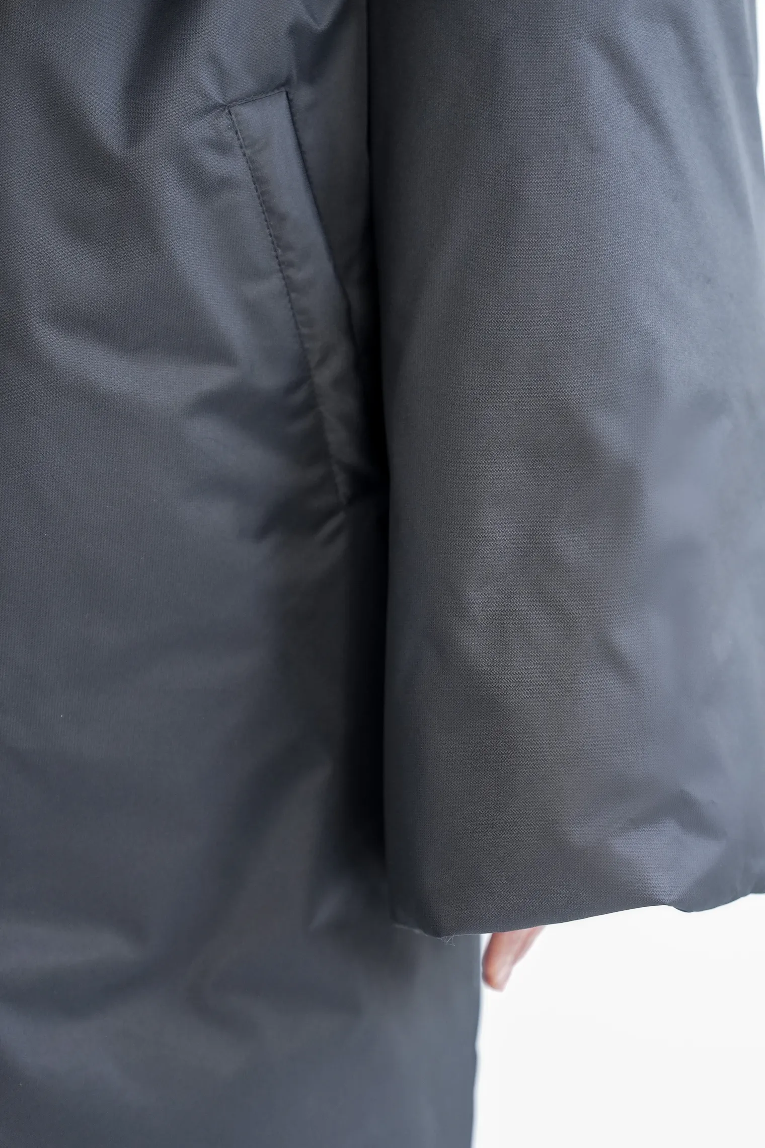 Пуховик стёганый с капюшоном графитового цвета фото 9