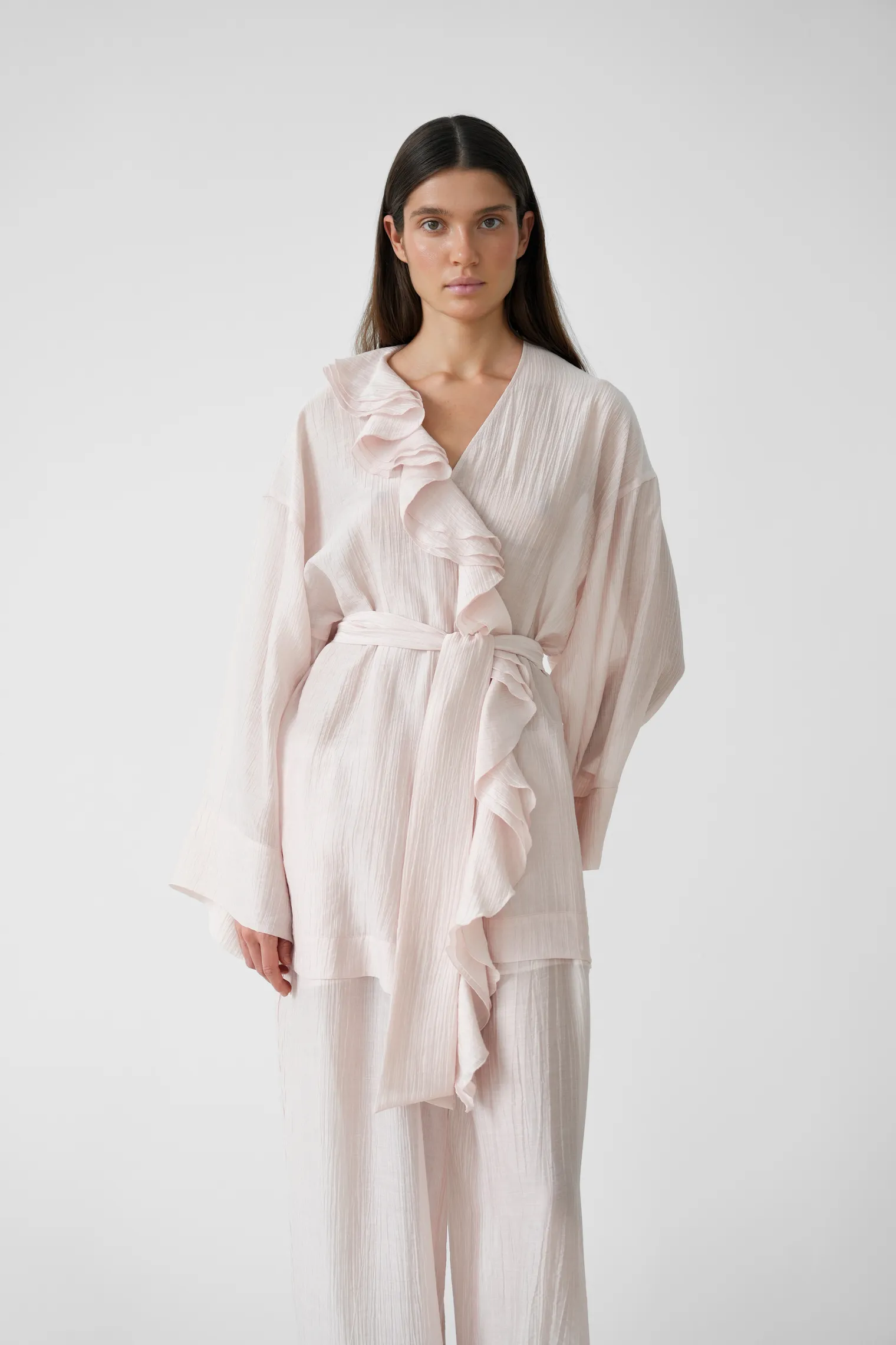 Блуза с запахом из жатой ткани пыльно-розового цвета фото 1