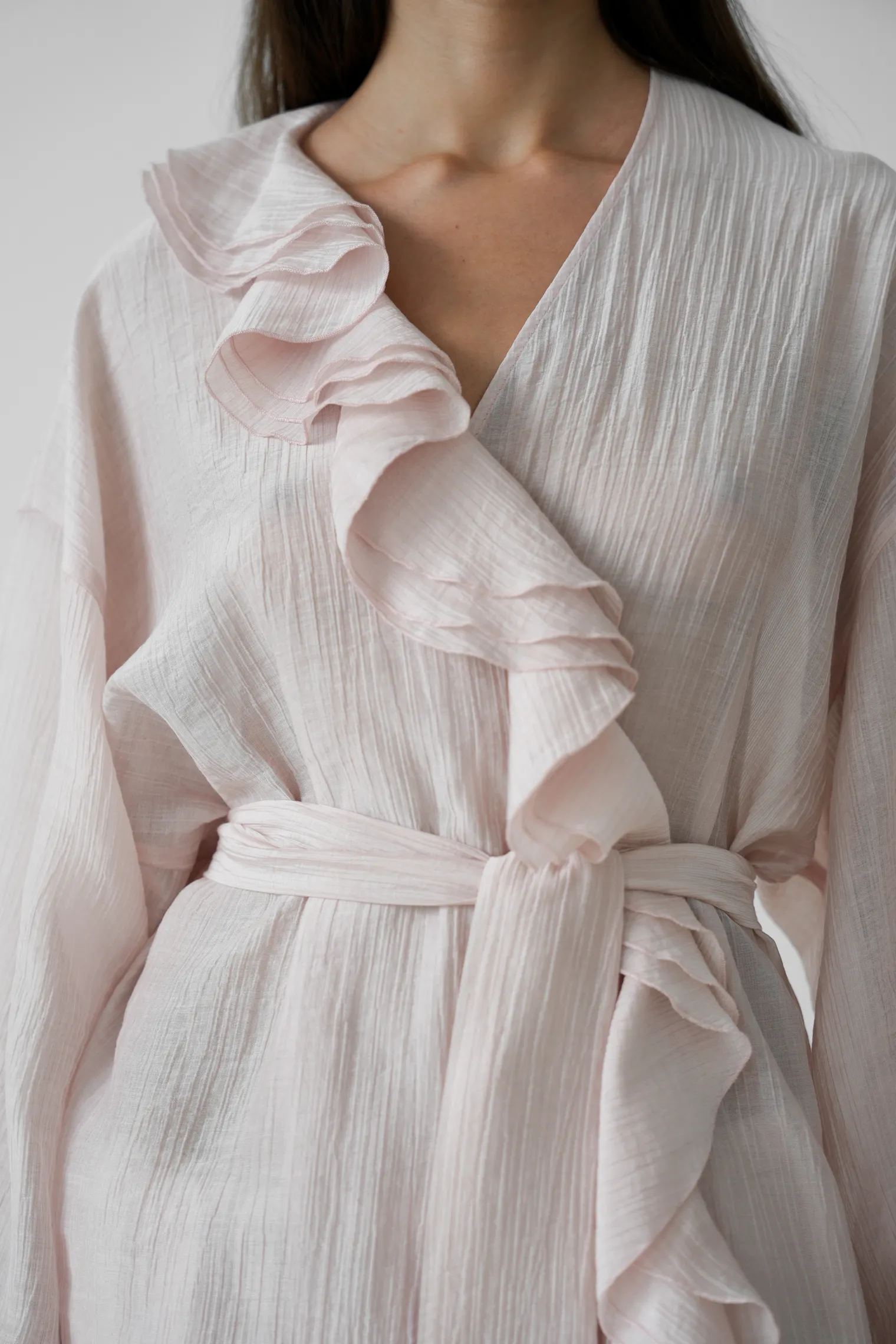 Блуза с запахом из жатой ткани пыльно-розового цвета фото 2